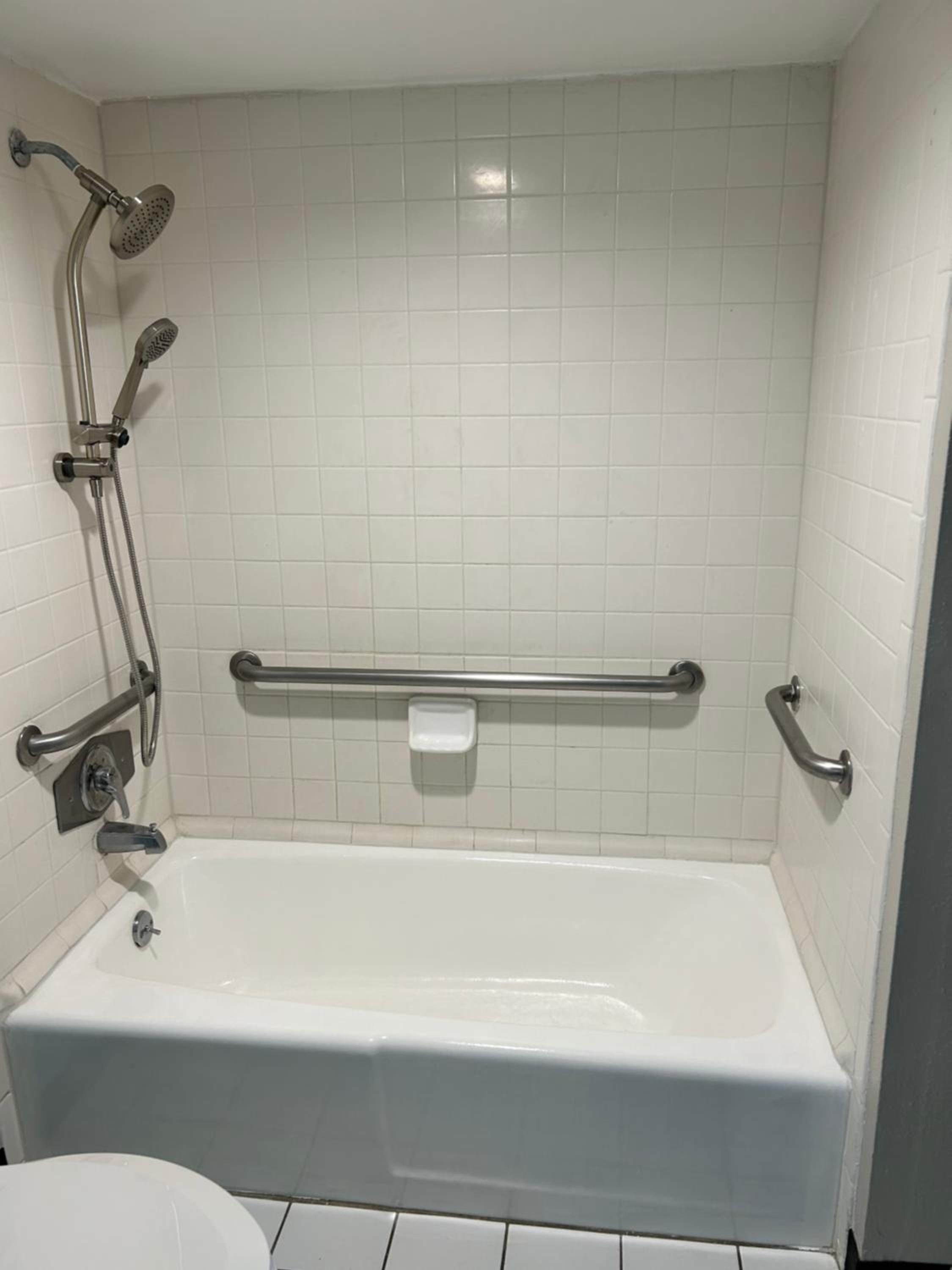 Queen Room with Bath Tub - Mobility Accessible/Non-Smoking - Photo 10