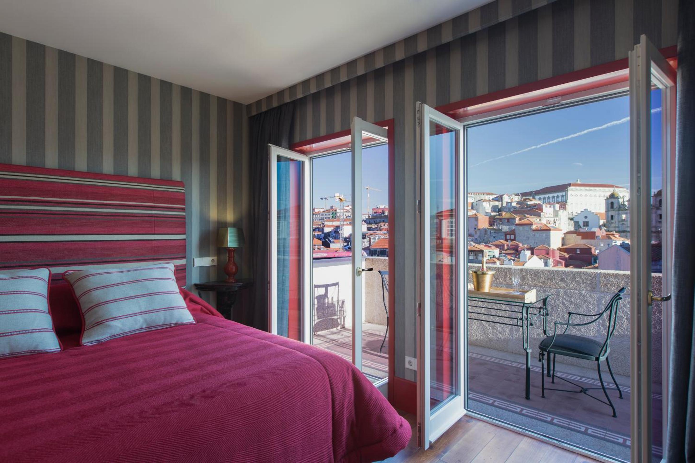 Deluxe Suite with City View photo 2