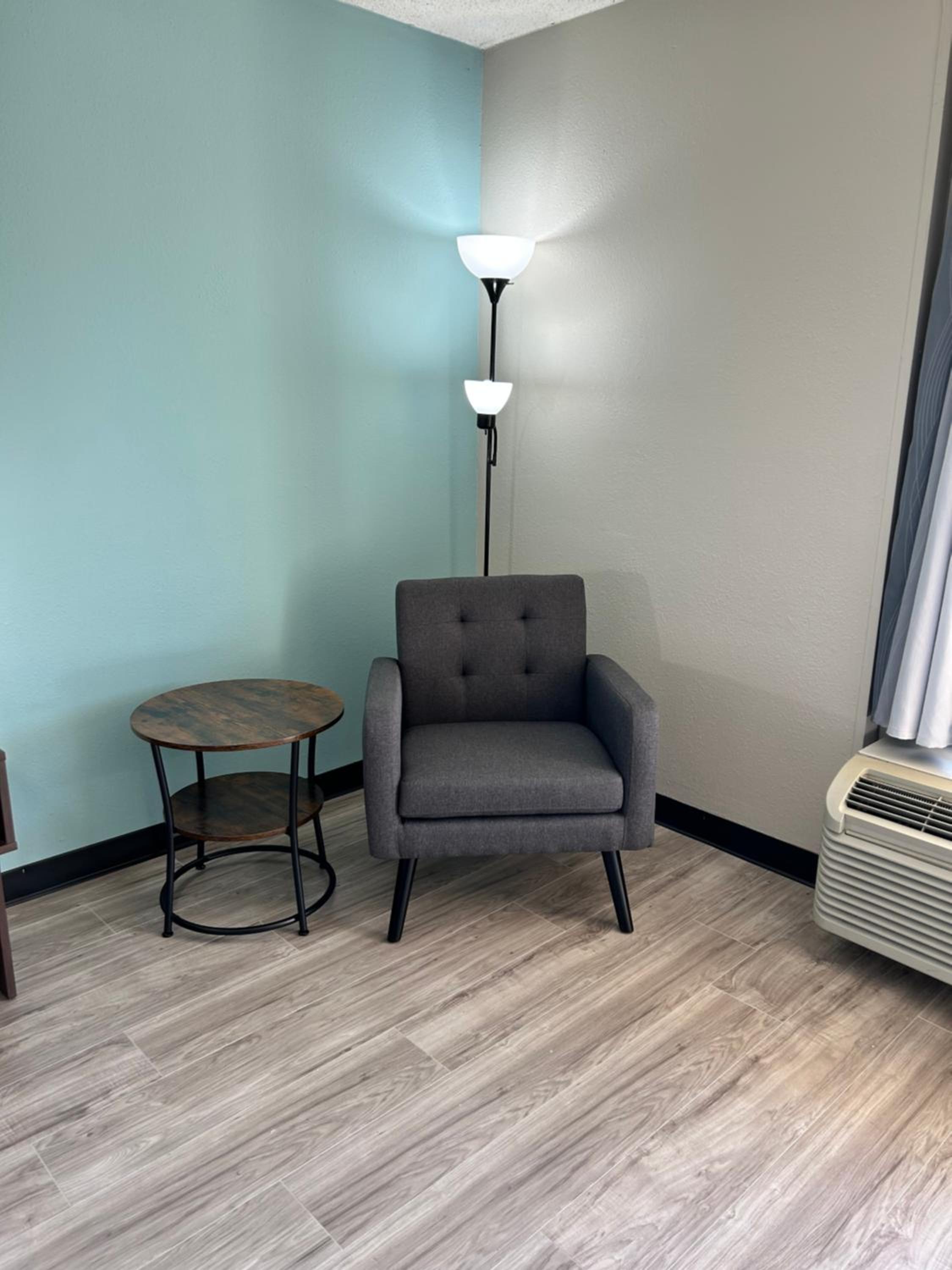 Queen Room with Bath Tub - Mobility Accessible/Non-Smoking - Photo 9