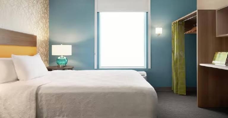 King Suite with Bath Tub - Mobility/Hearing Accessible - Photo 2