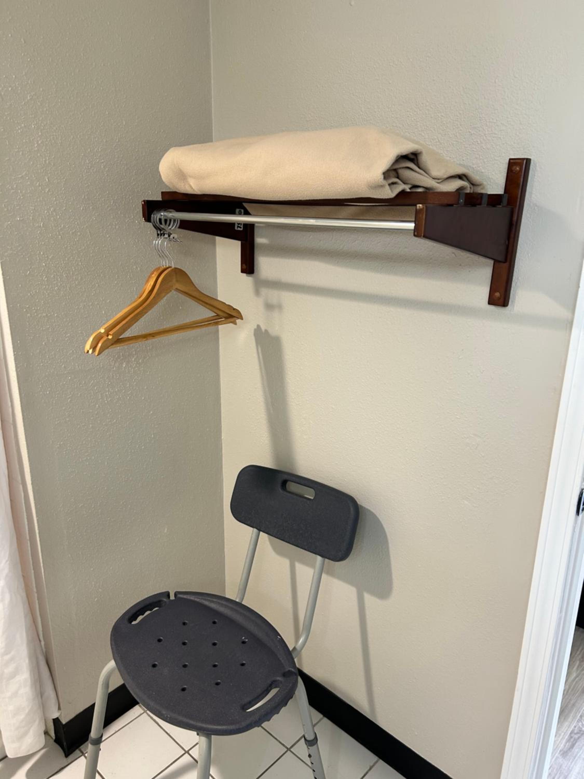 Queen Room with Bath Tub - Mobility Accessible/Non-Smoking - Photo 4