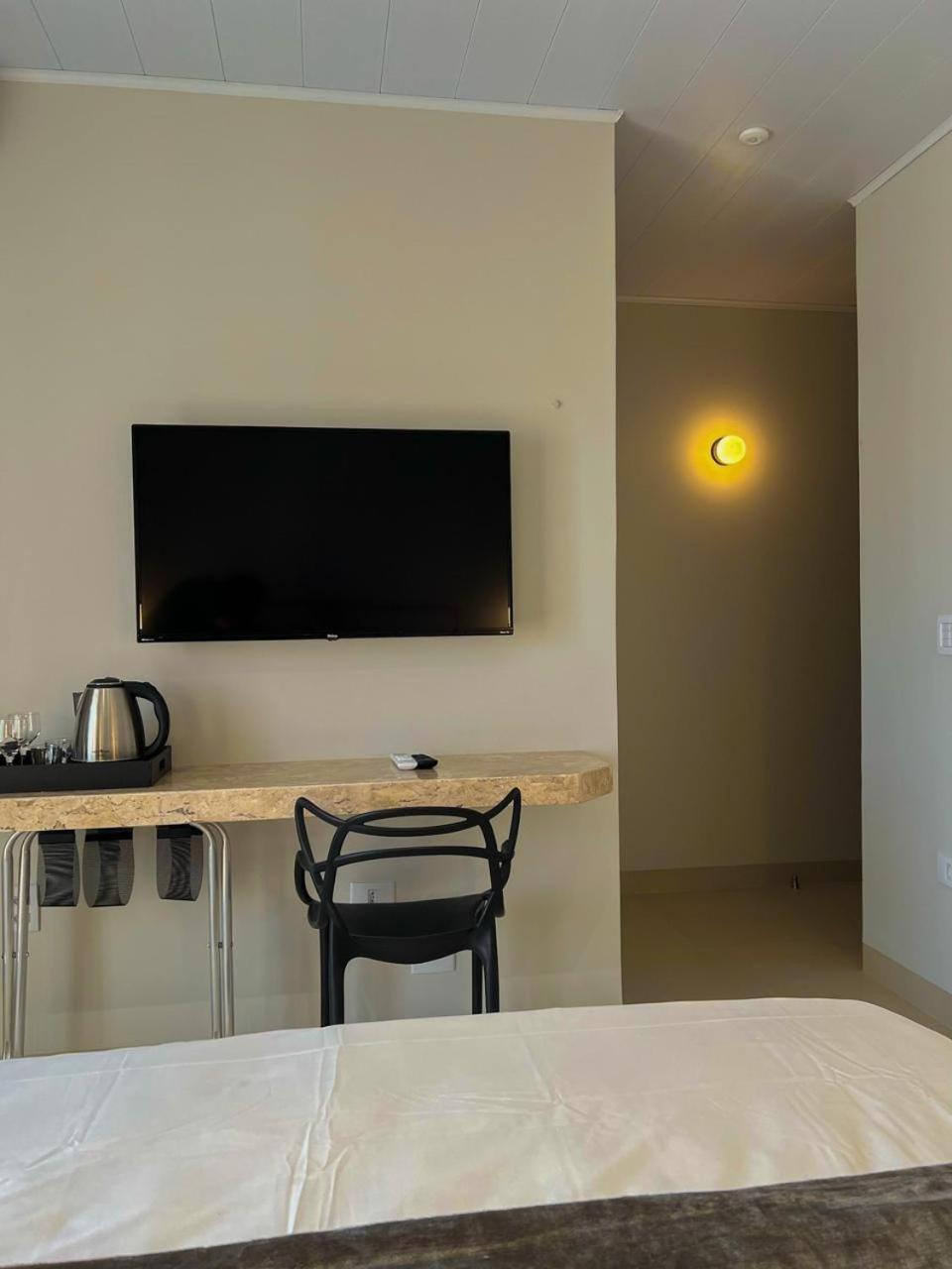 Deluxe Queen Suite - Photo 2