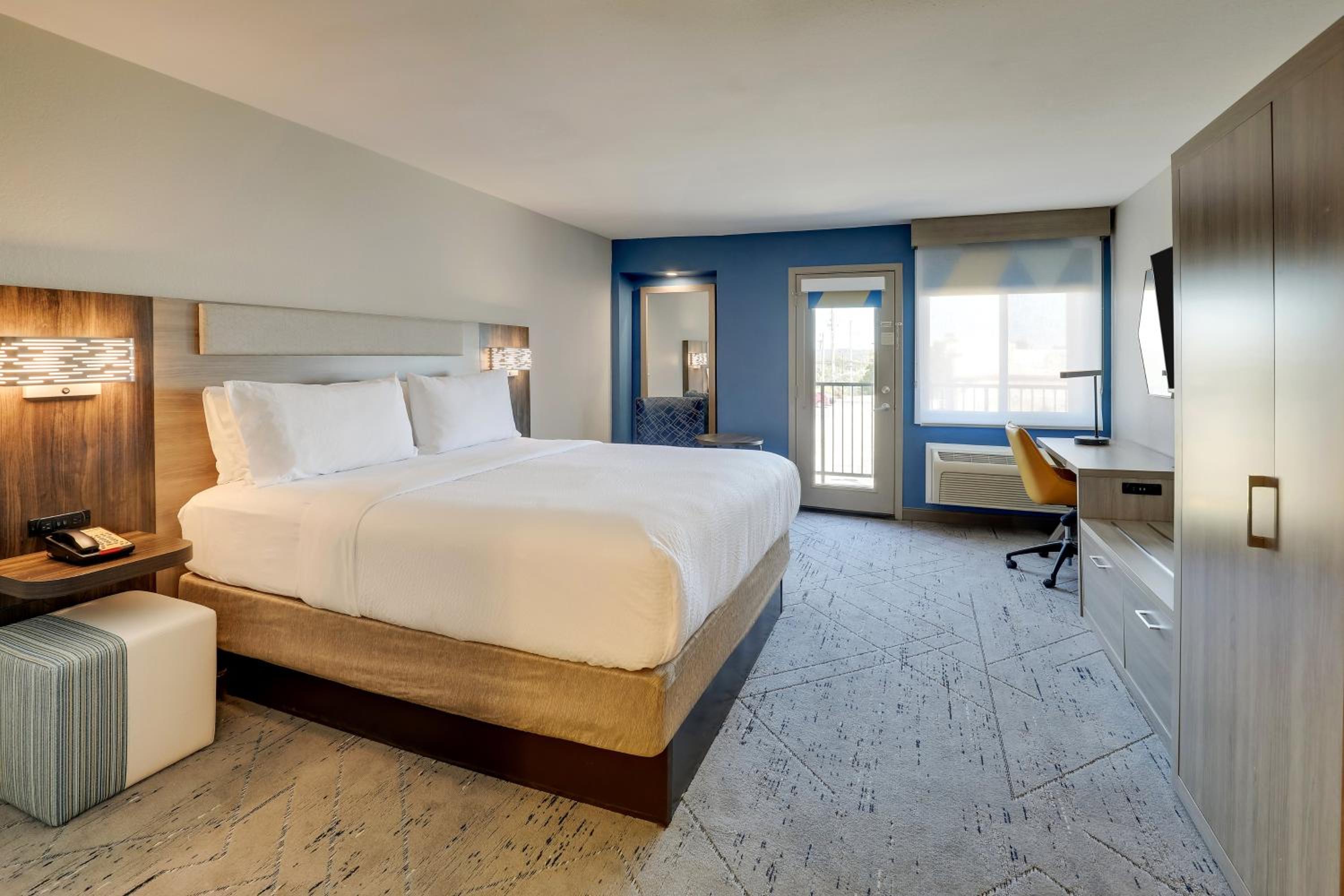 Standard King Room with Balcony - Communications Accessible