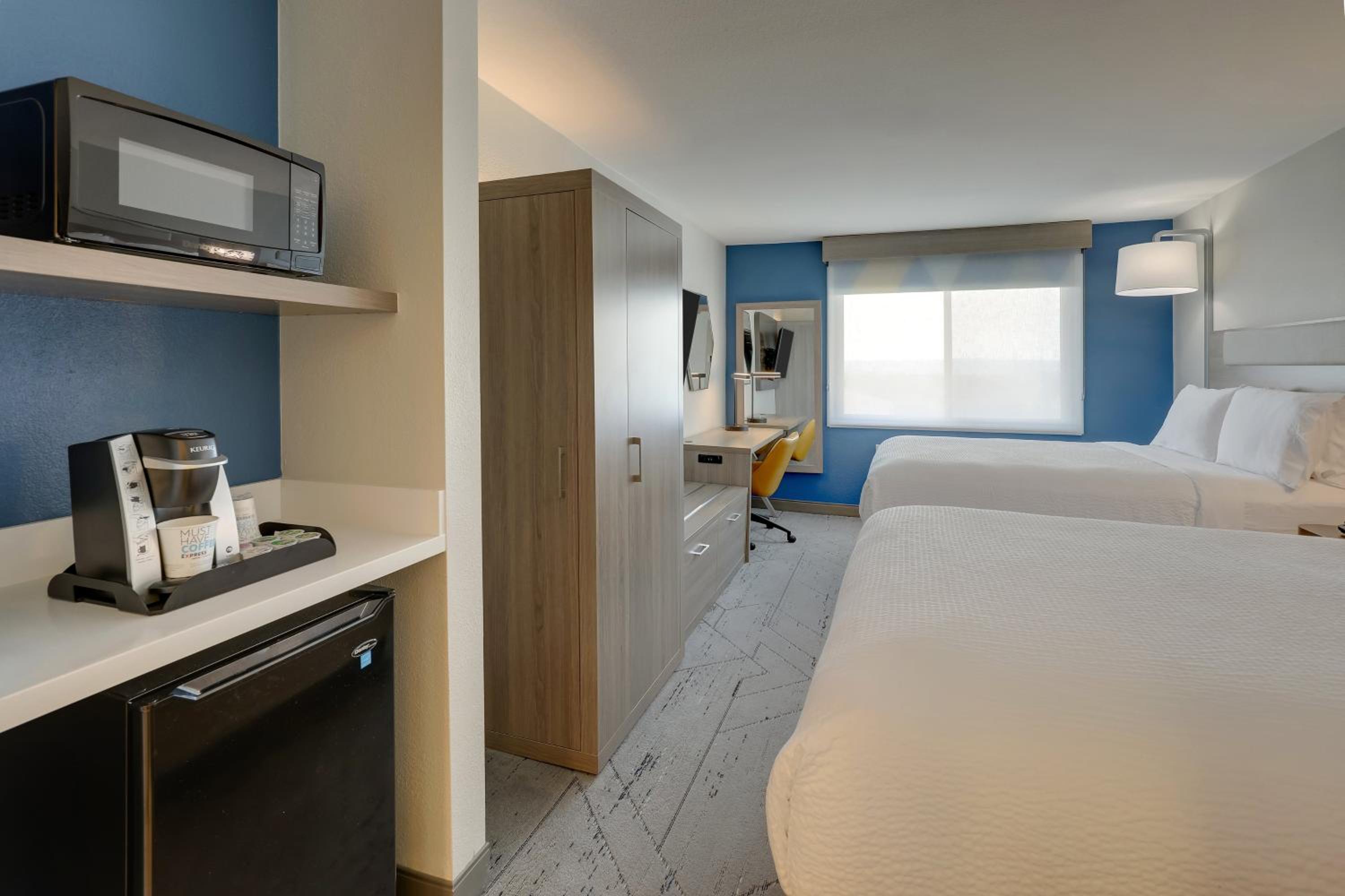 Standard Room with Two Queen Beds photo 1