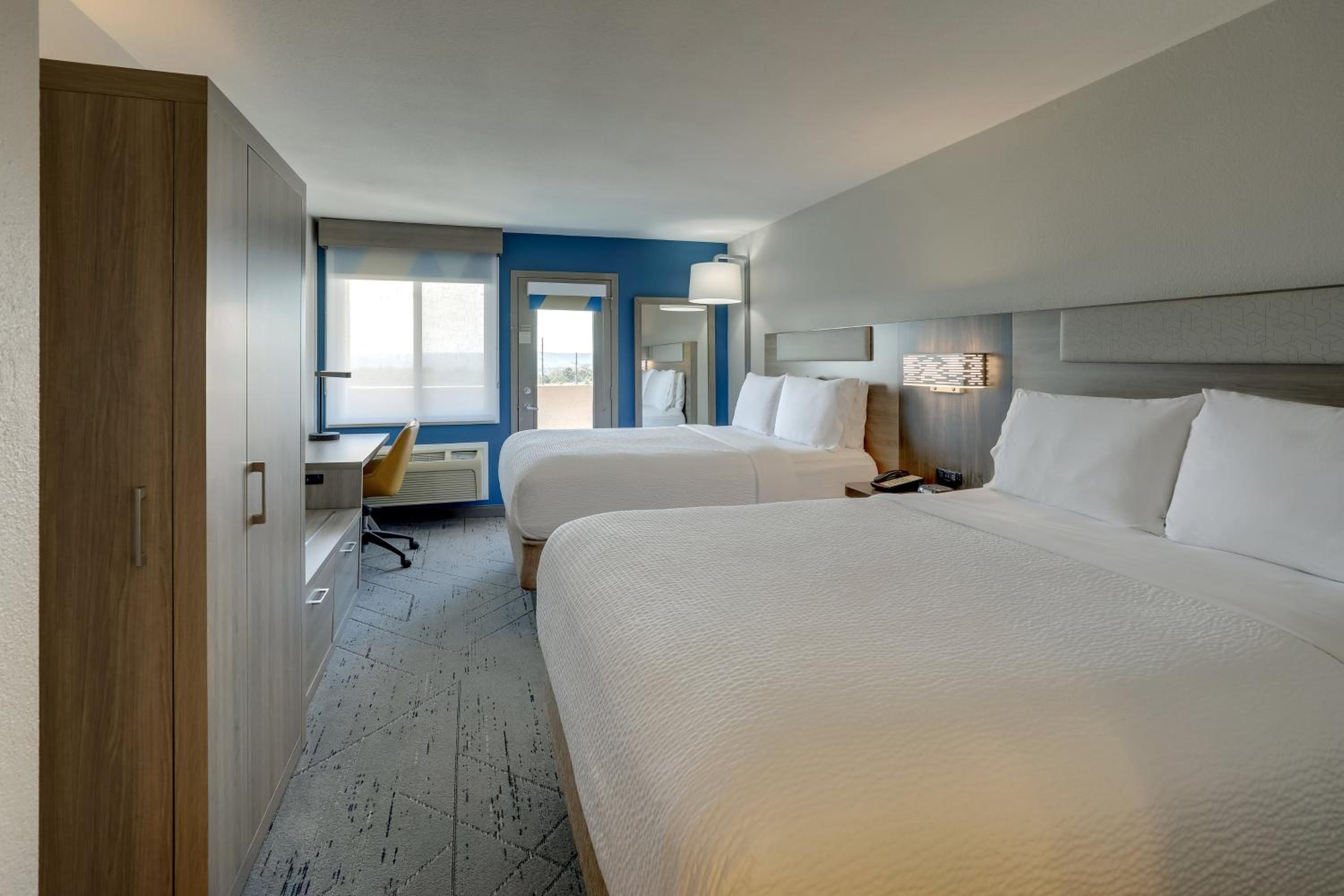 Standard Queen Room with Two Queen Beds and Balcony - Poolside View photo 3