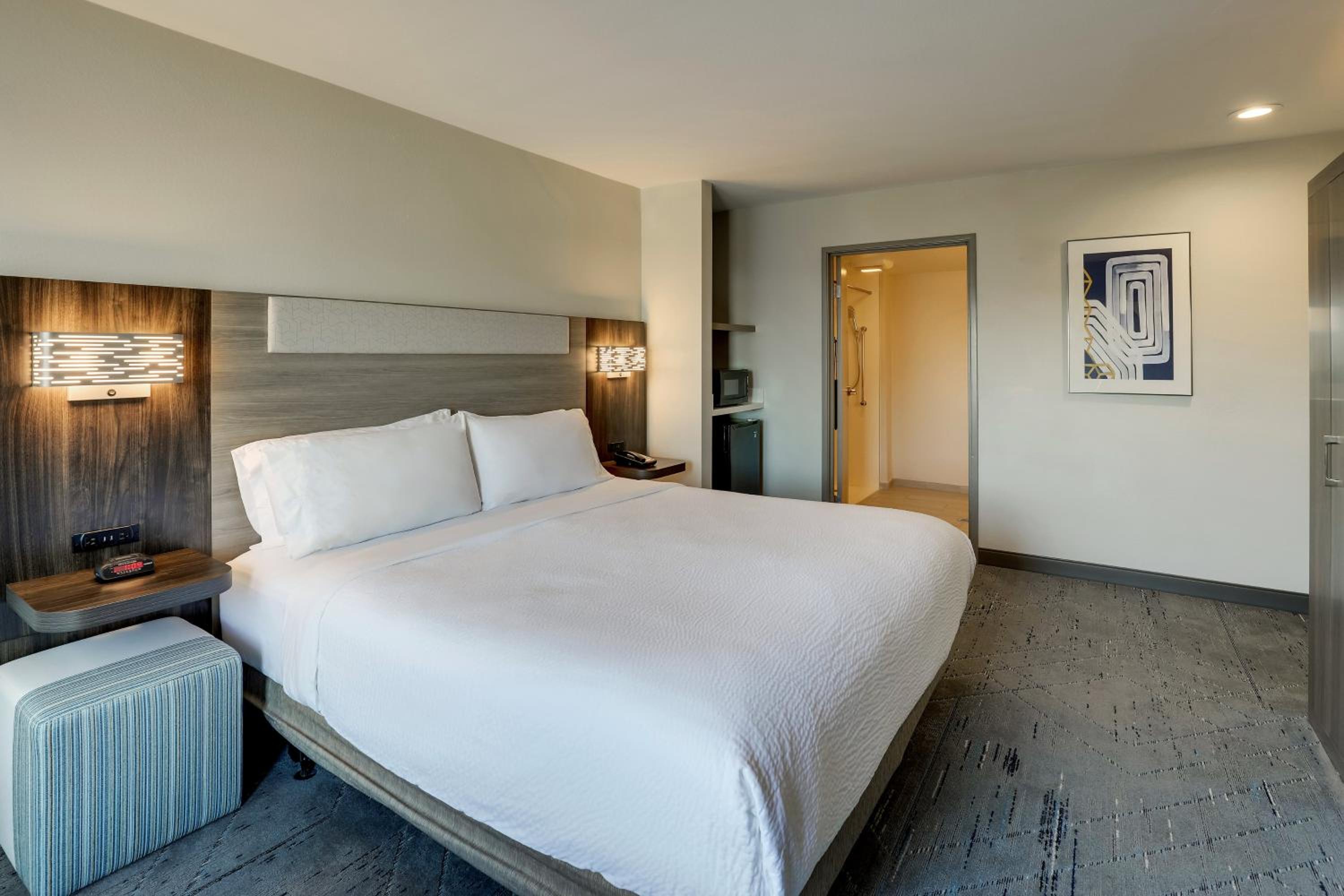 Standard King Room with Mobility Accessible Tub photo 3