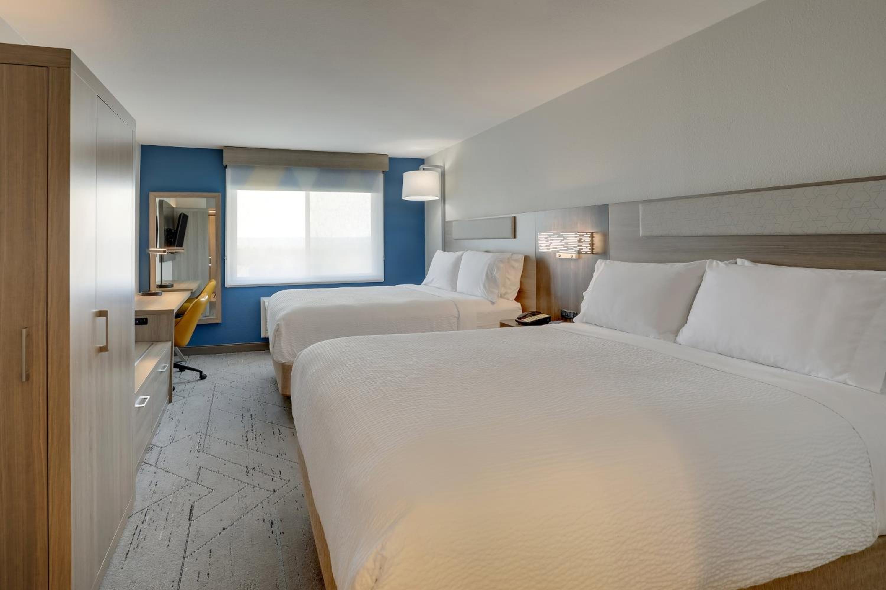 Standard Room with Two Queen Beds photo 2