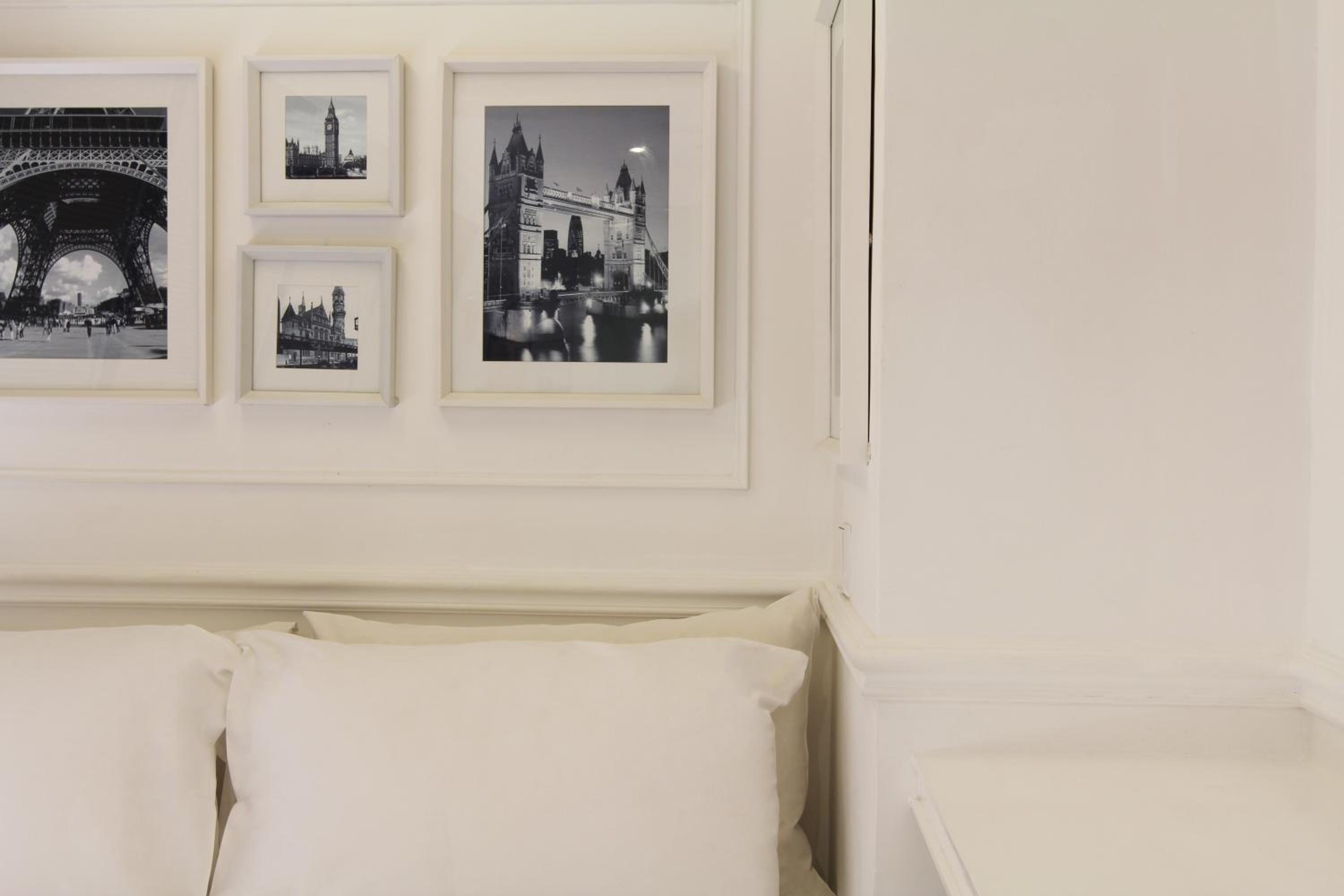 Smart Queen Room