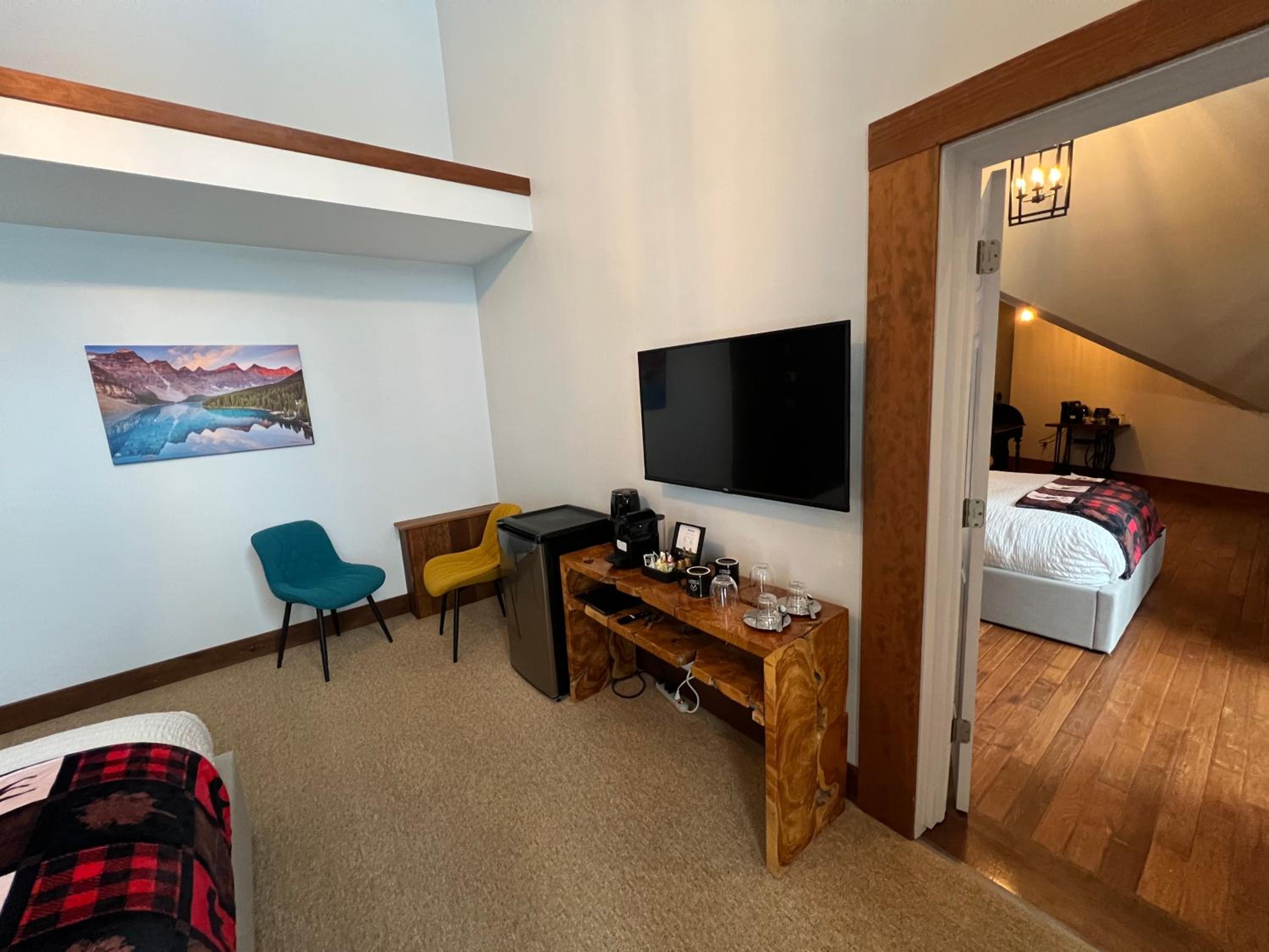 Deluxe Family Suite - Photo 8