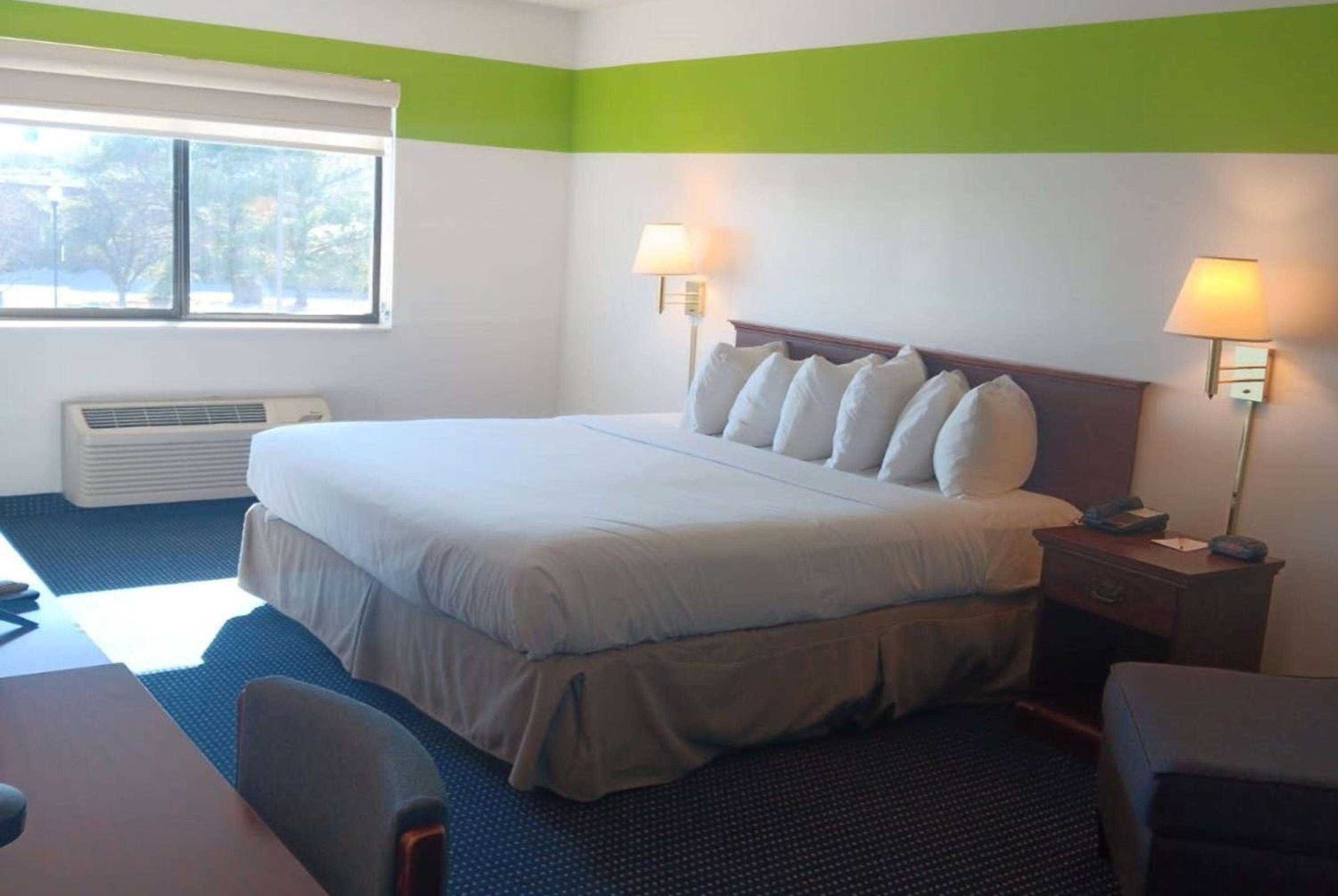 King Room - Non-Smoking - Photo 1