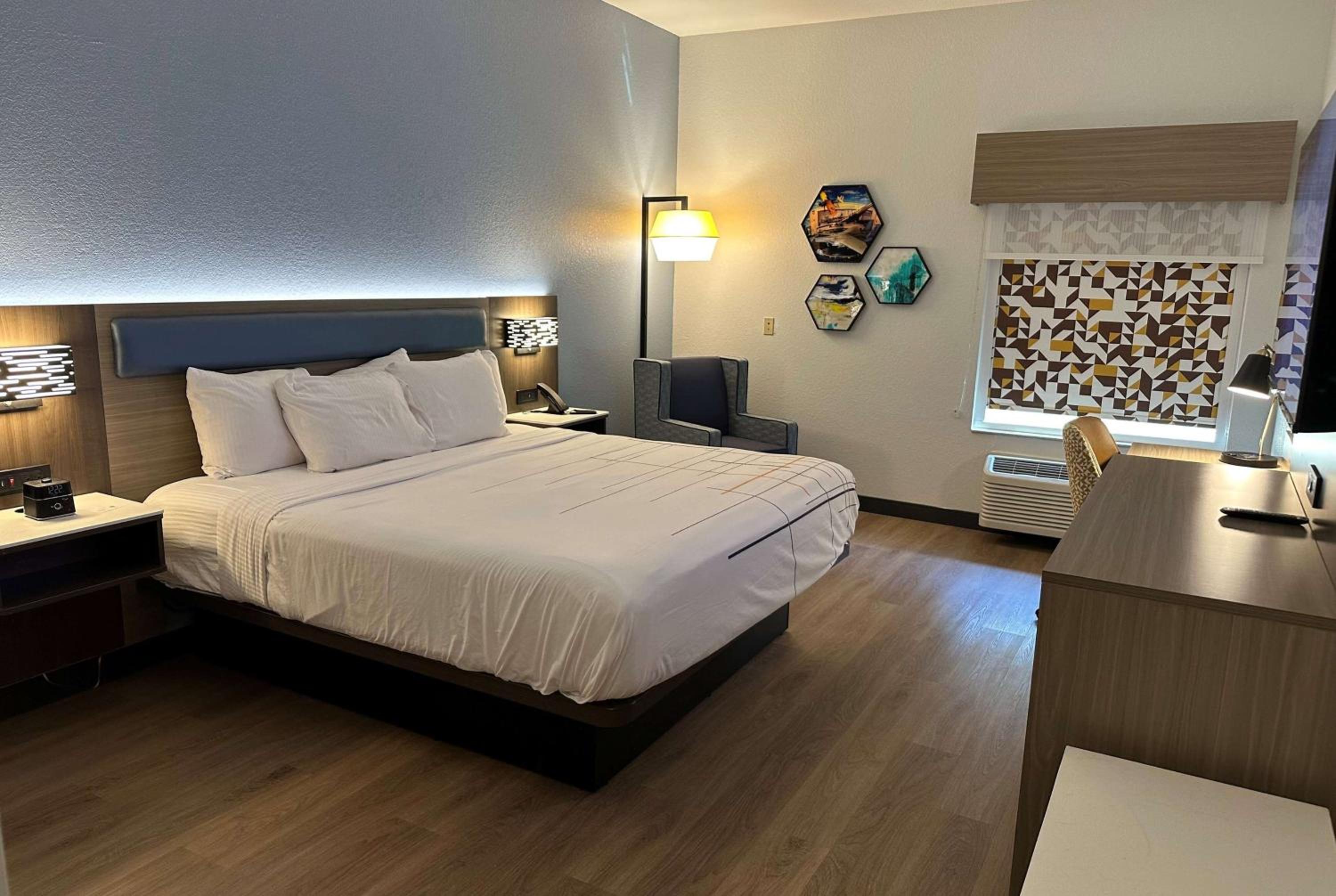 King Room - Non-Smoking - Photo 2