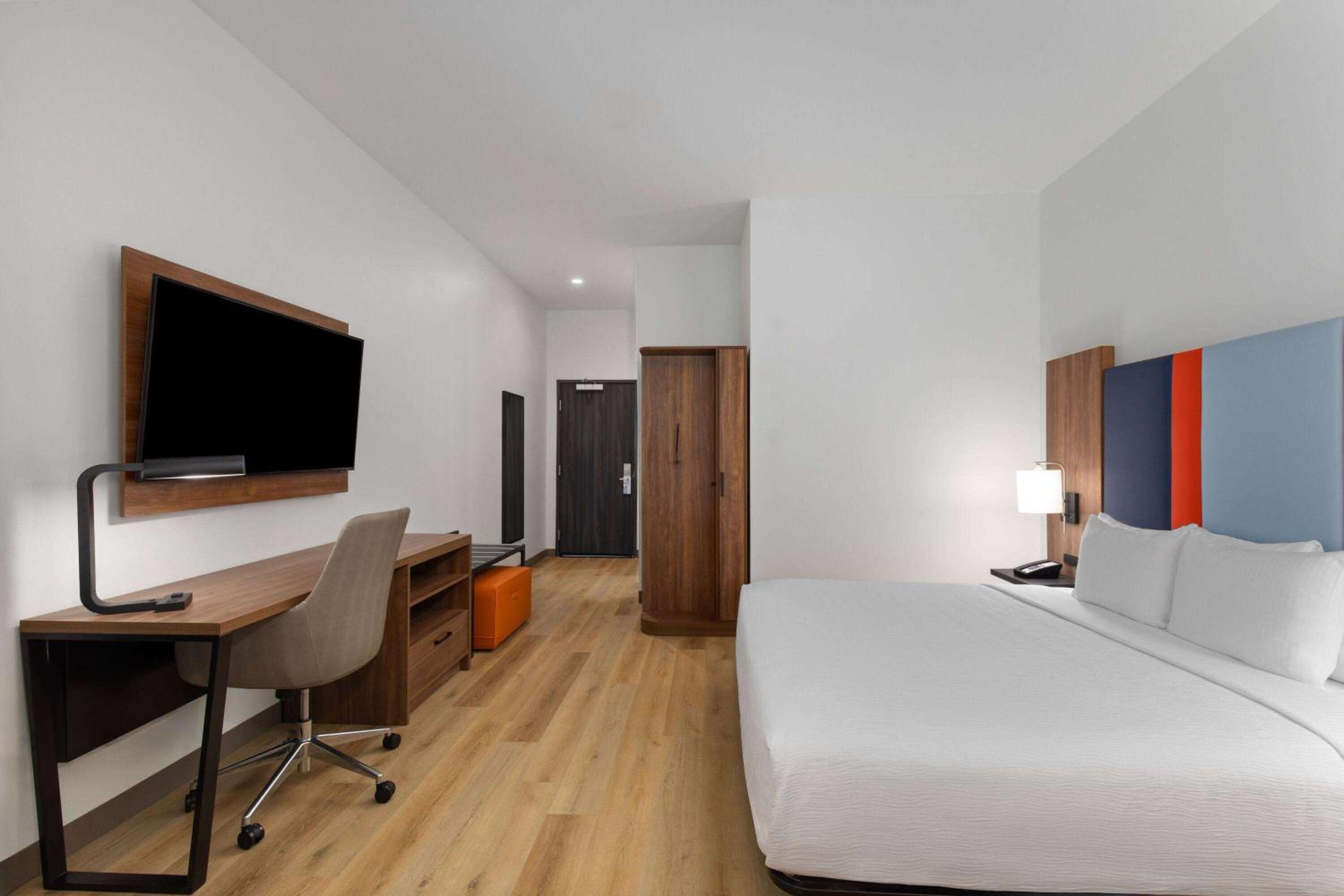 King Room with Bath Tub - Mobility/Hearing Accessible - Non-Smoking - Photo 7