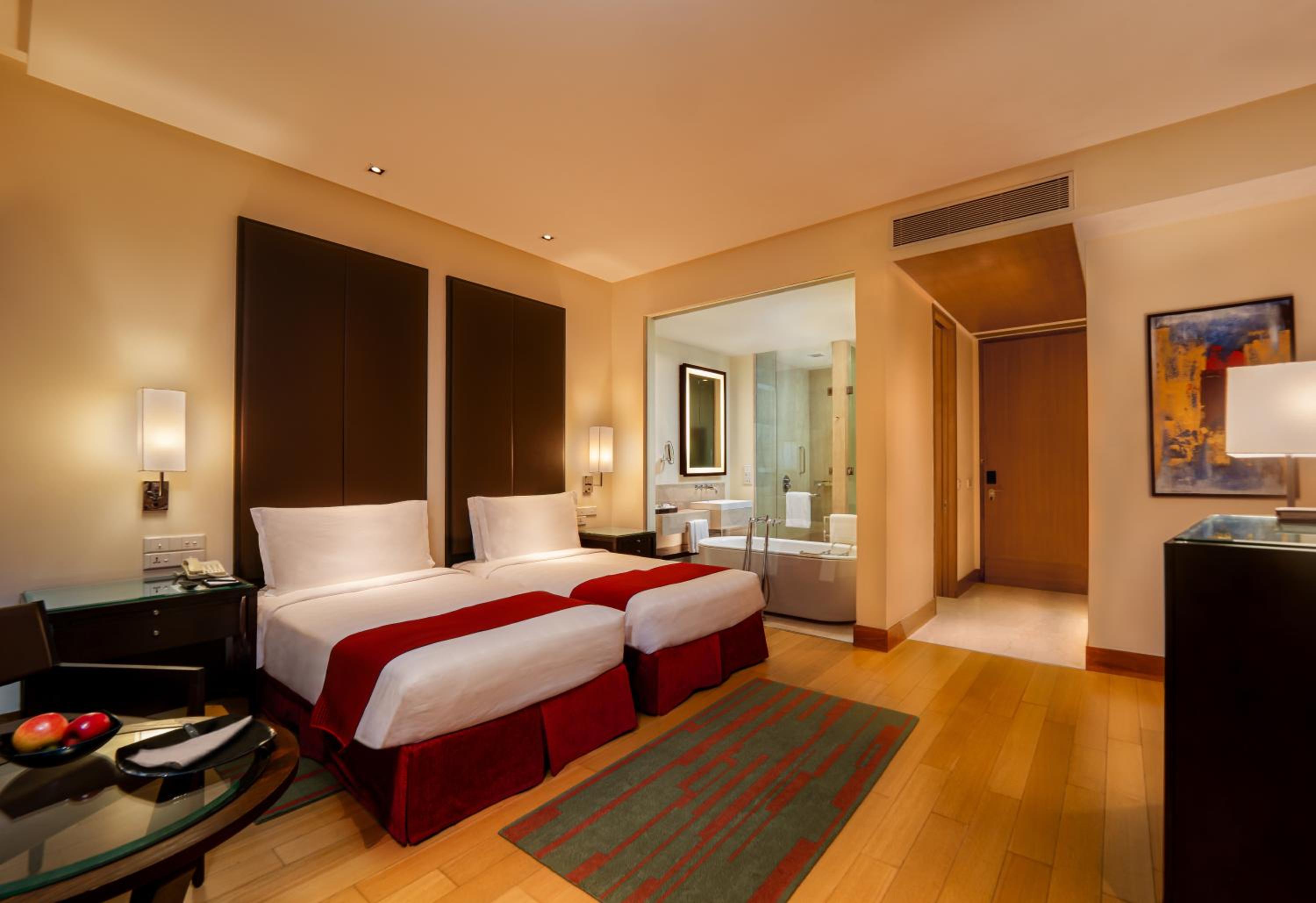 Premier Room Twin Bed - Photo 3