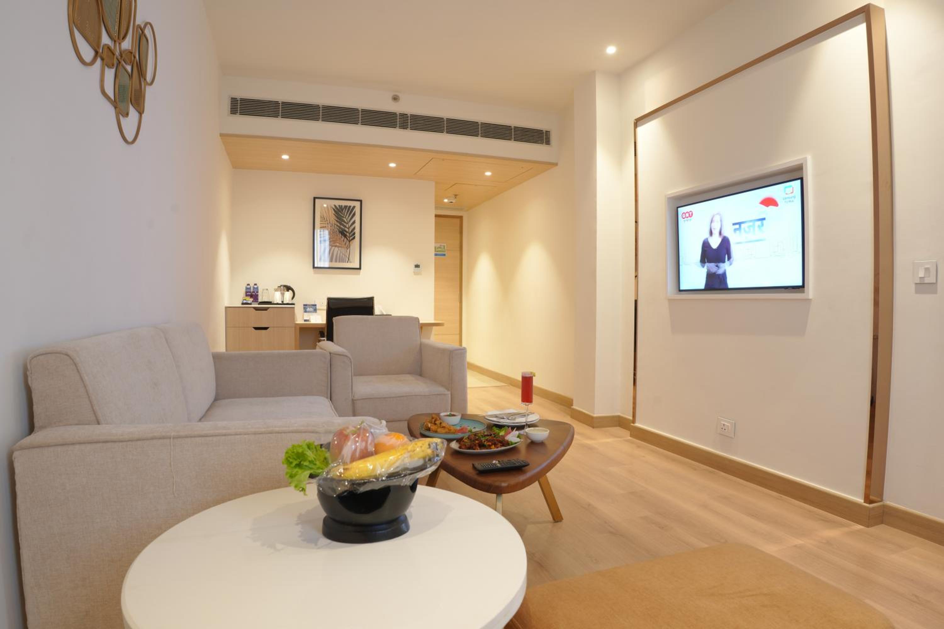 Executive King Suite with Separate Living Room - Non-Smoking photo 2