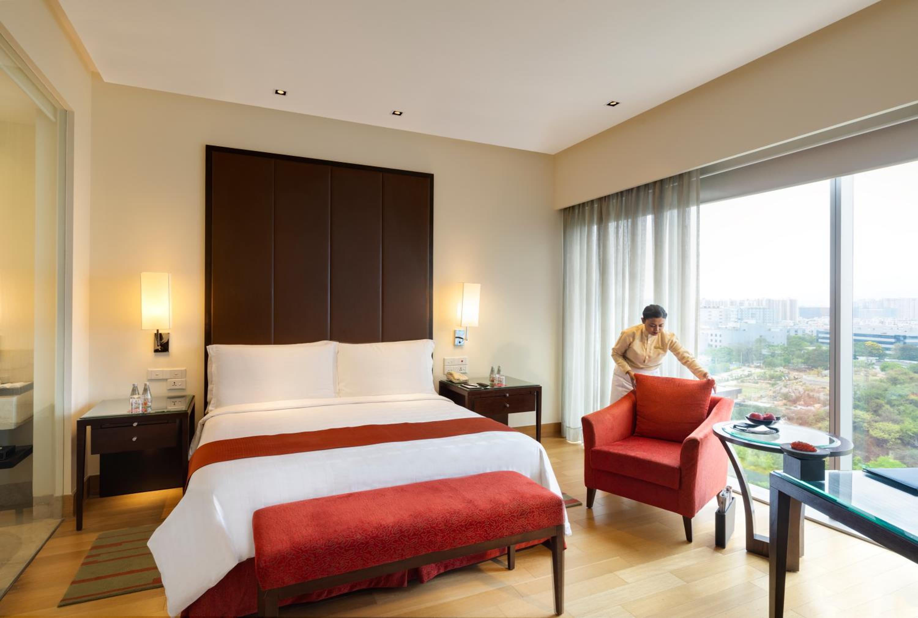 Trident Club Room King Bed with One way airport transfer and access to Club Lounge - Photo 7