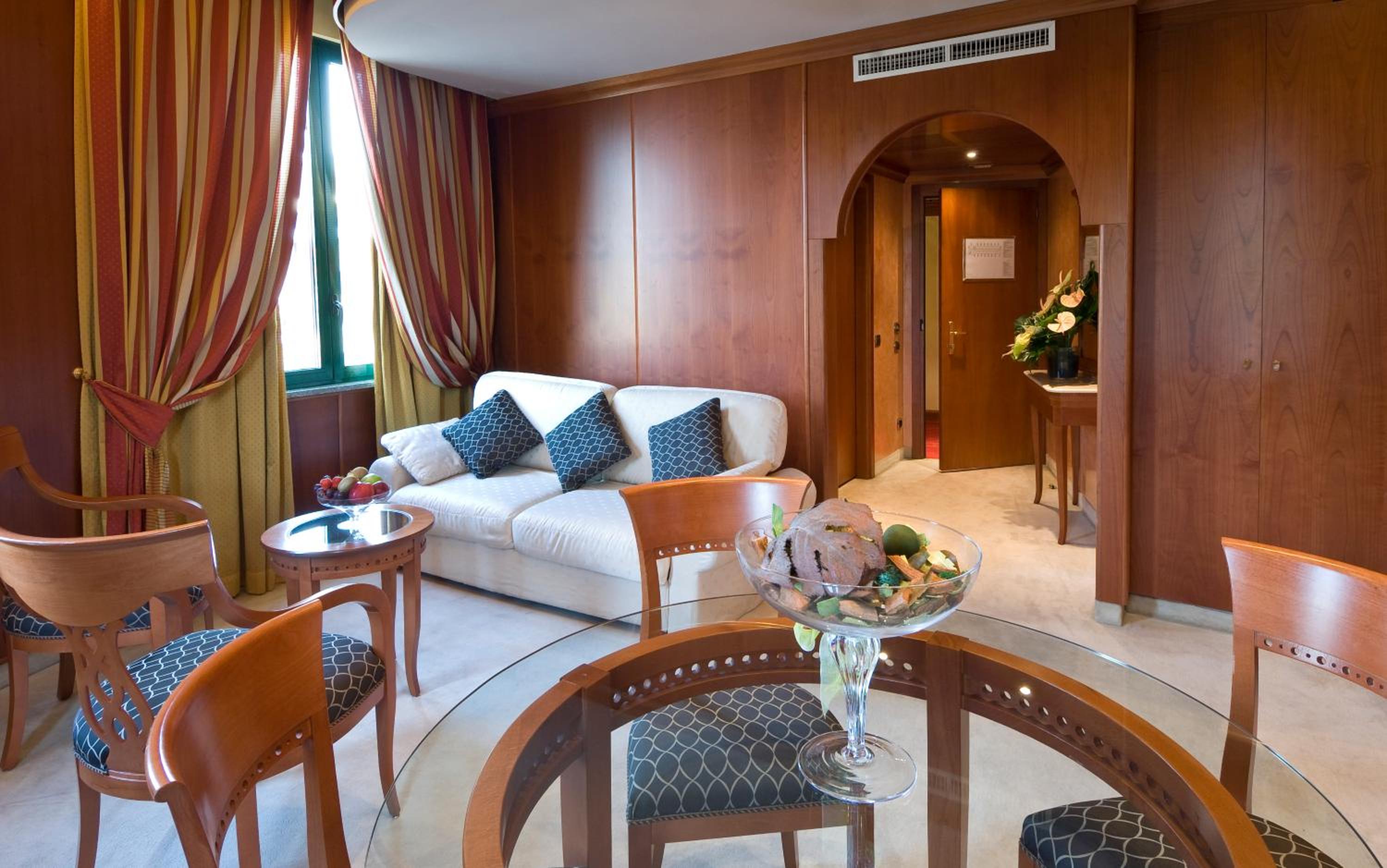 Suite with Spa Bath - Photo 5