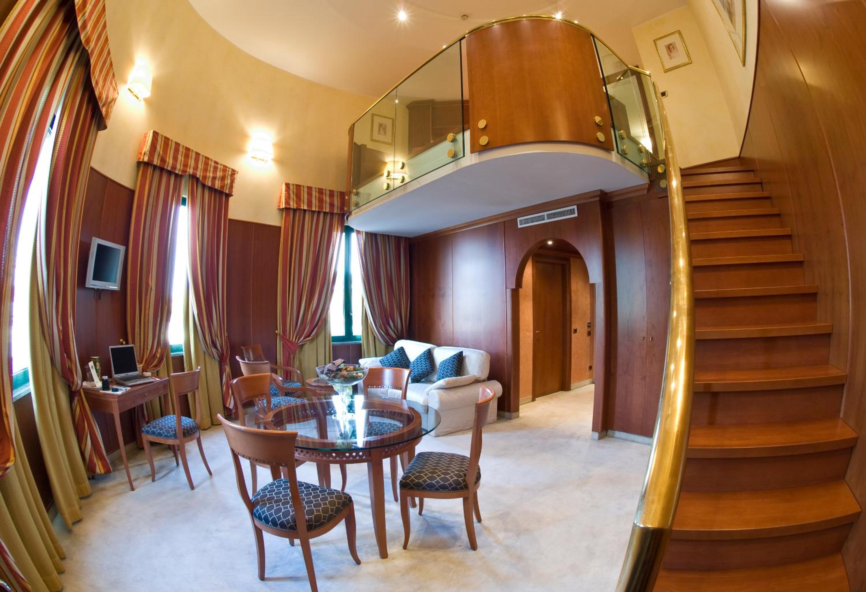 Suite with Spa Bath - Photo 2