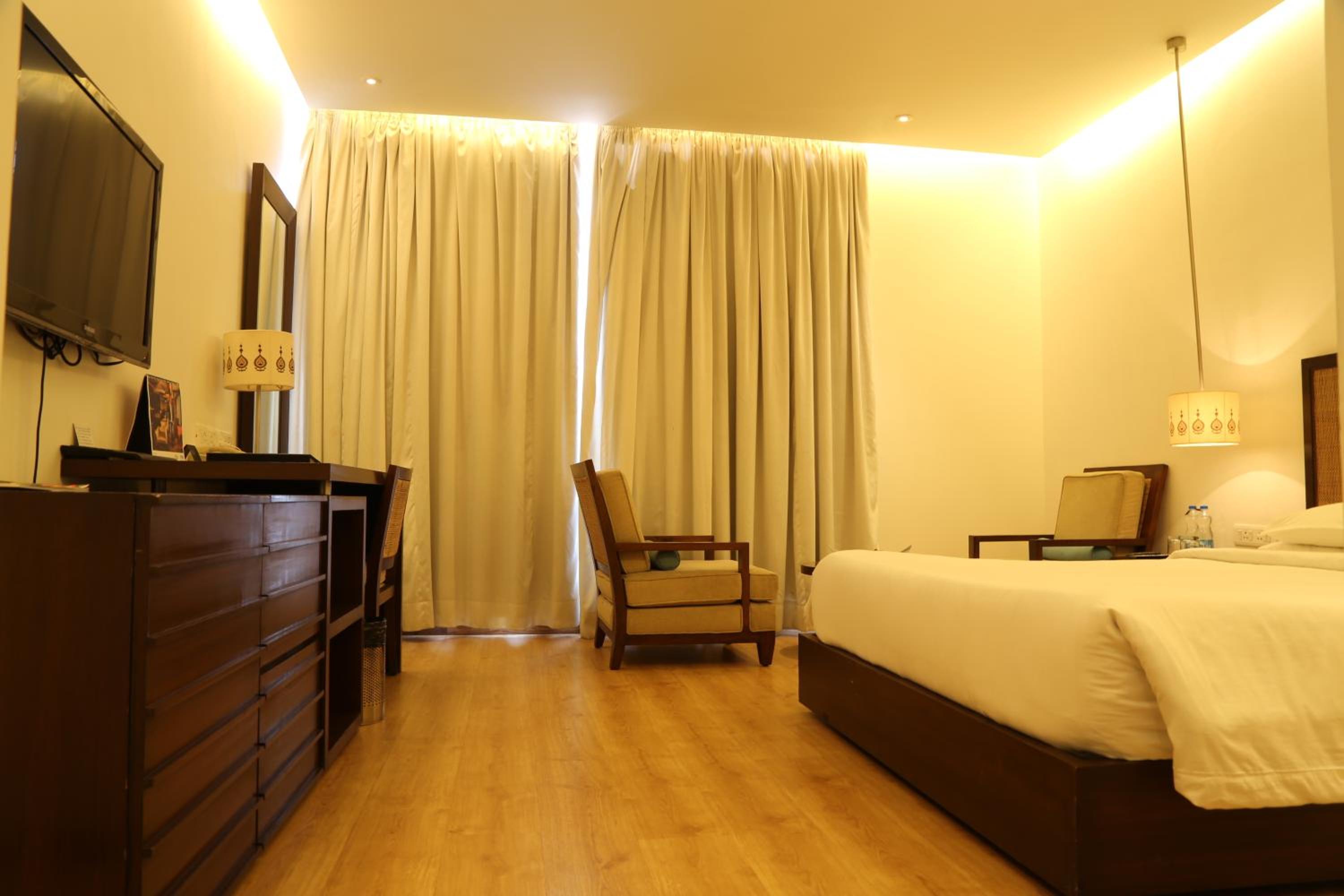 Large Double Room (10% off on Two-way Airport Transfer and 15% off on Food & Beverage services ) - Photo 2