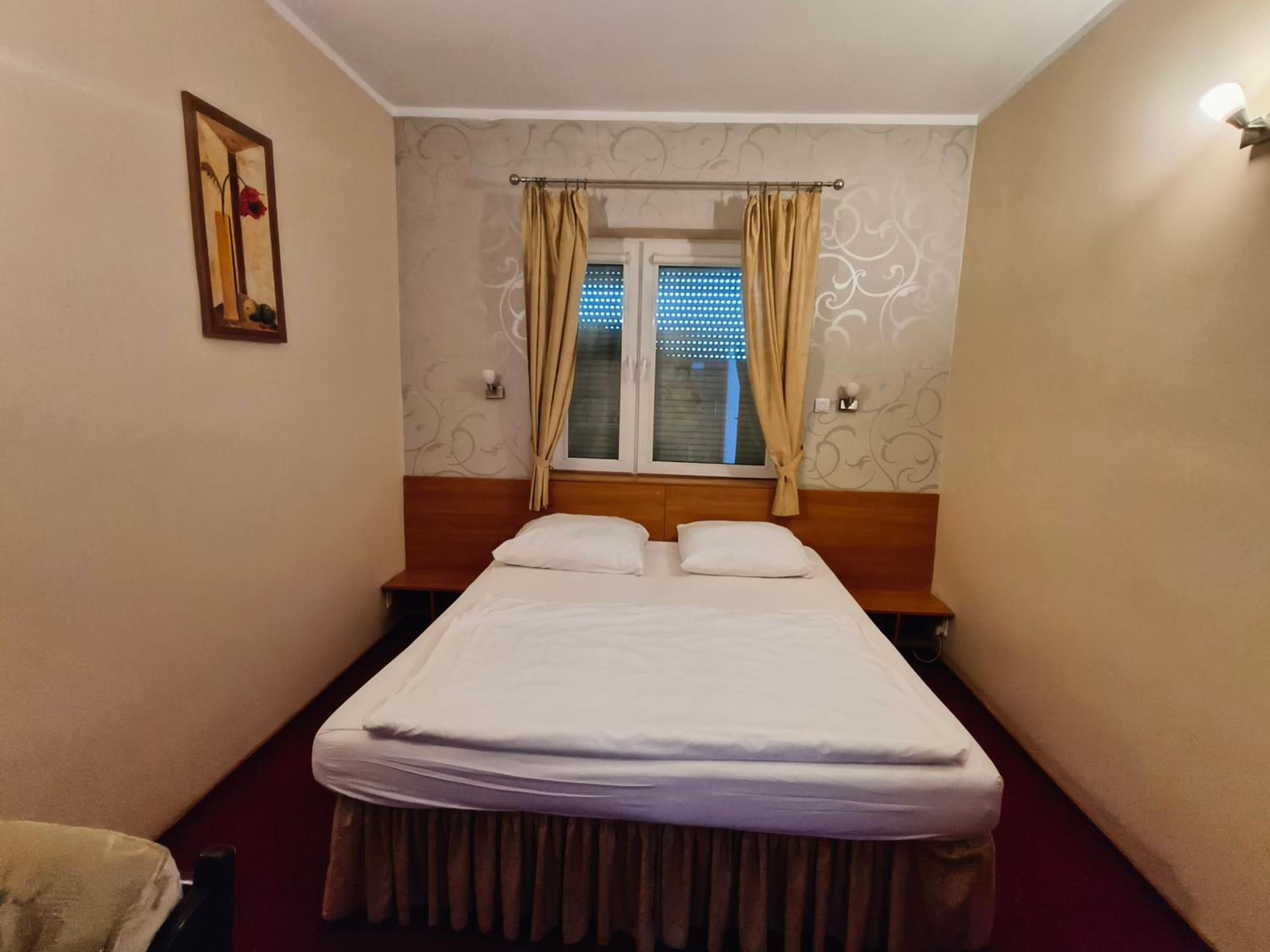 Single Room with Private Bathroom photo 2