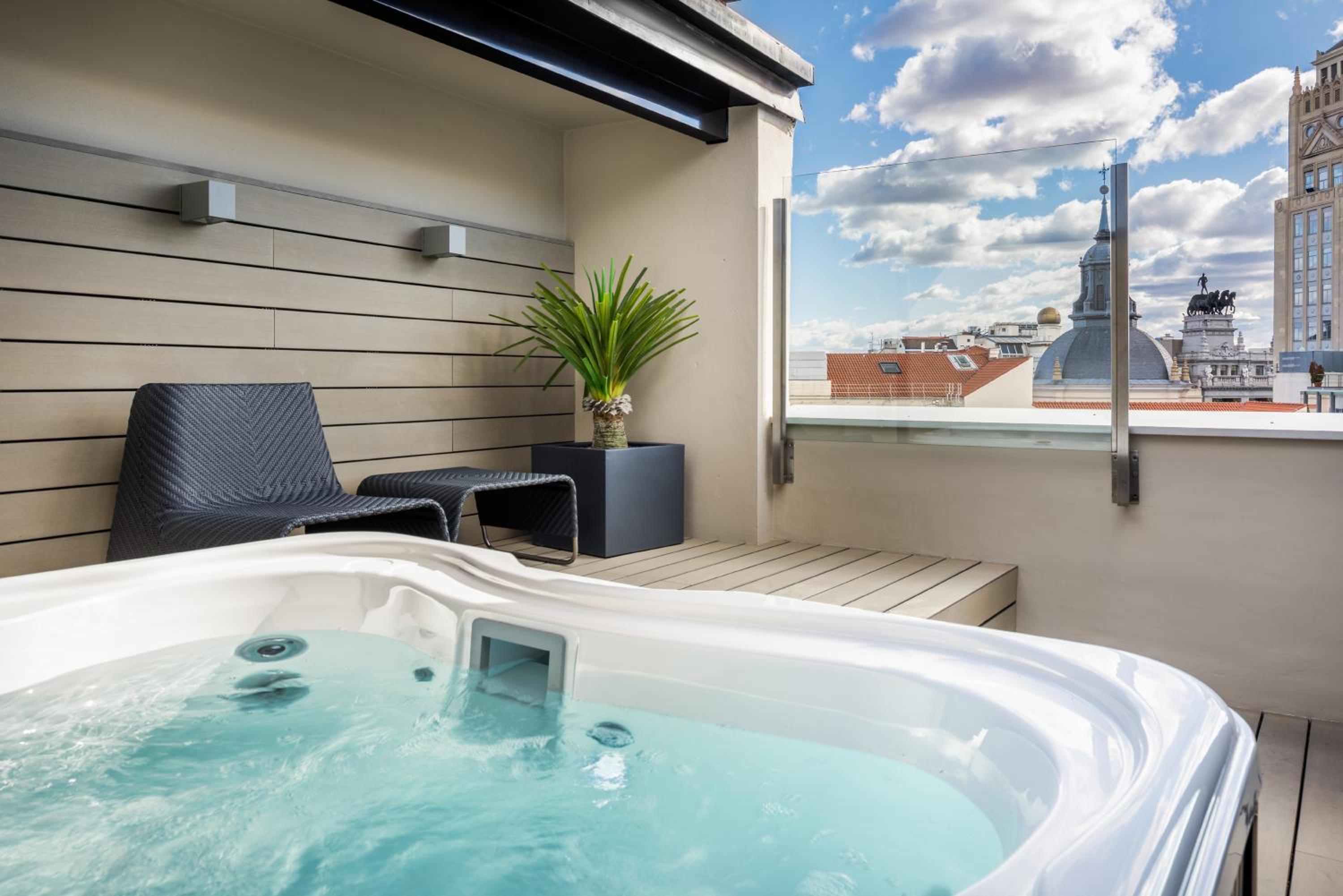 Suite con Terraza y Jacuzzi® Suite con Terraza y Jacuzzi®