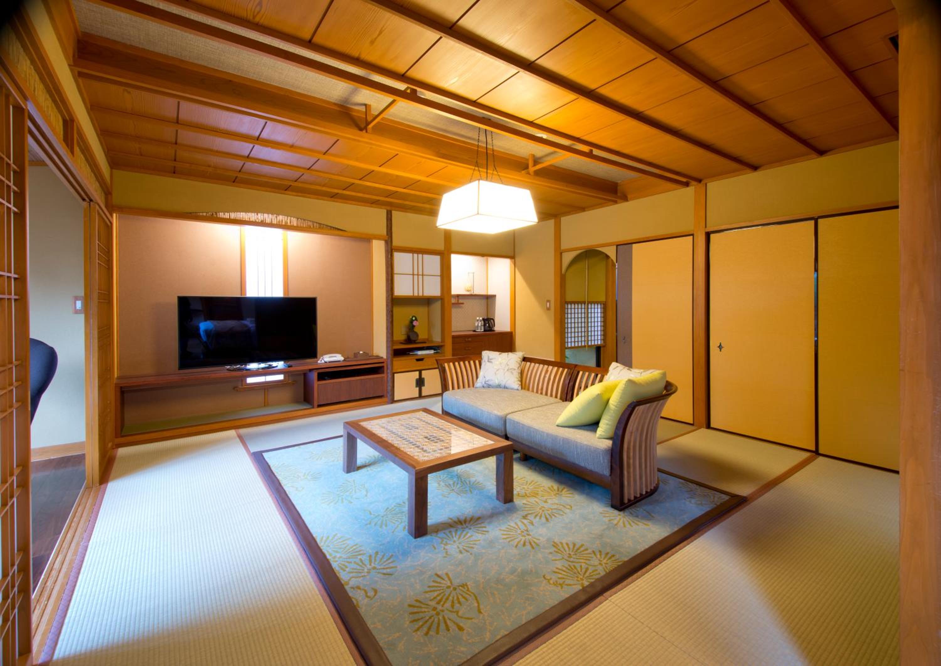 Japanese-Style House Annex with Open-Air Bath