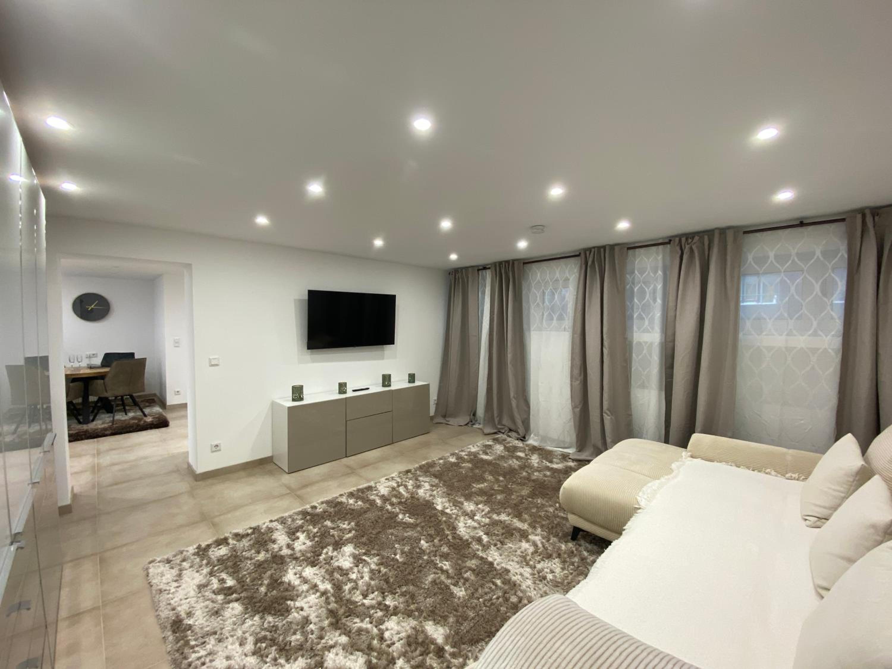 Deluxe One-Bedroom Apartment photo 3