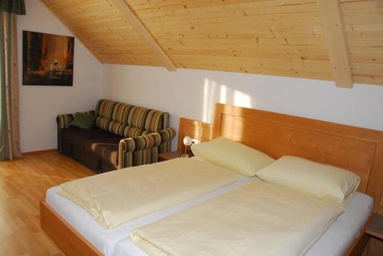 Two-Bedroom Apartment with Balcony and Mountain View