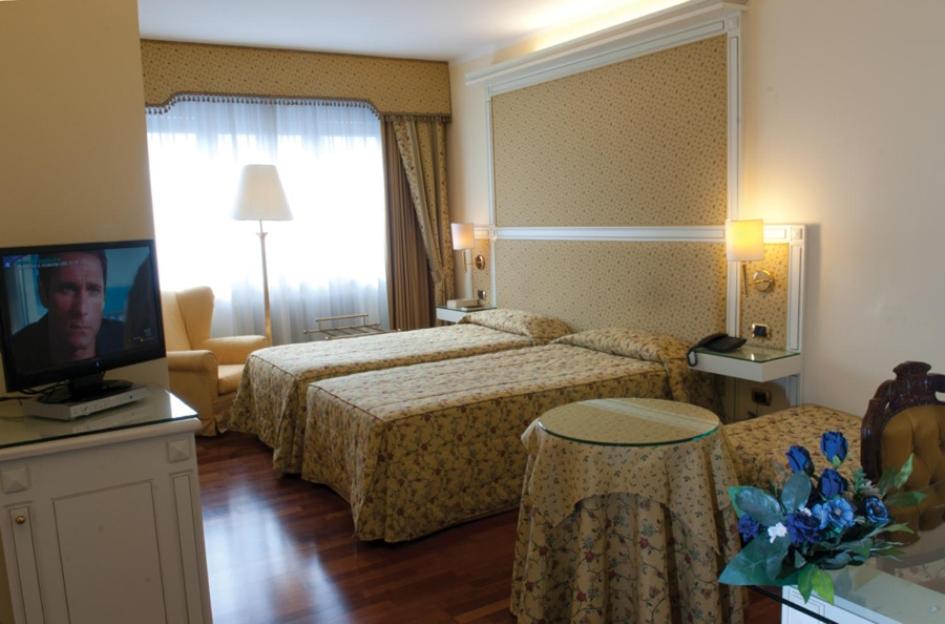 Deluxe Twin Room - Photo 8