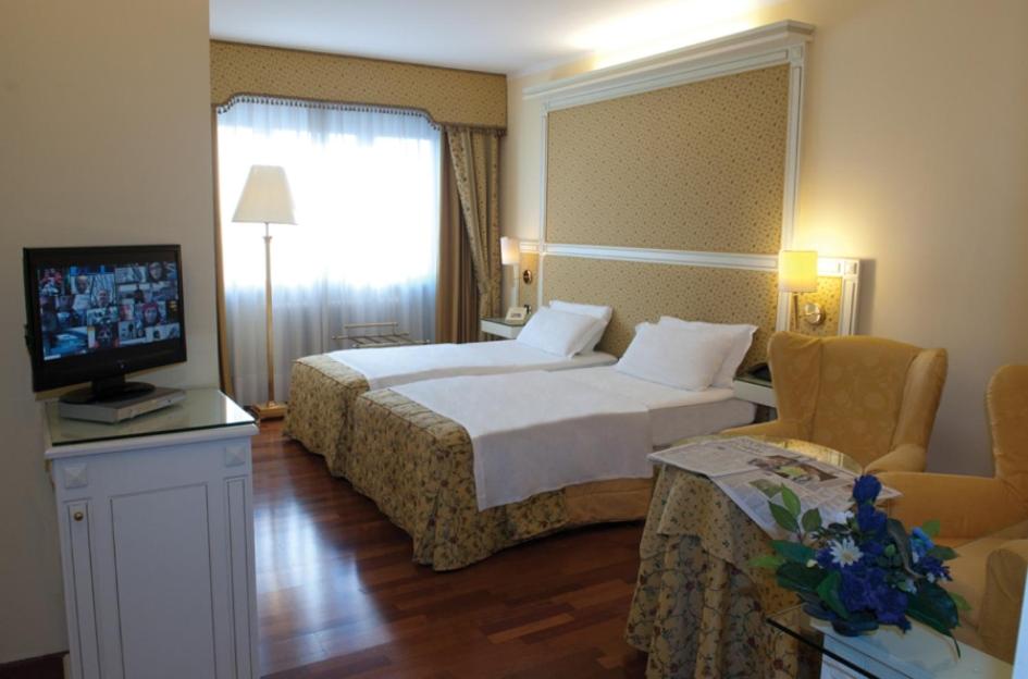 Deluxe Twin Room - Photo 2