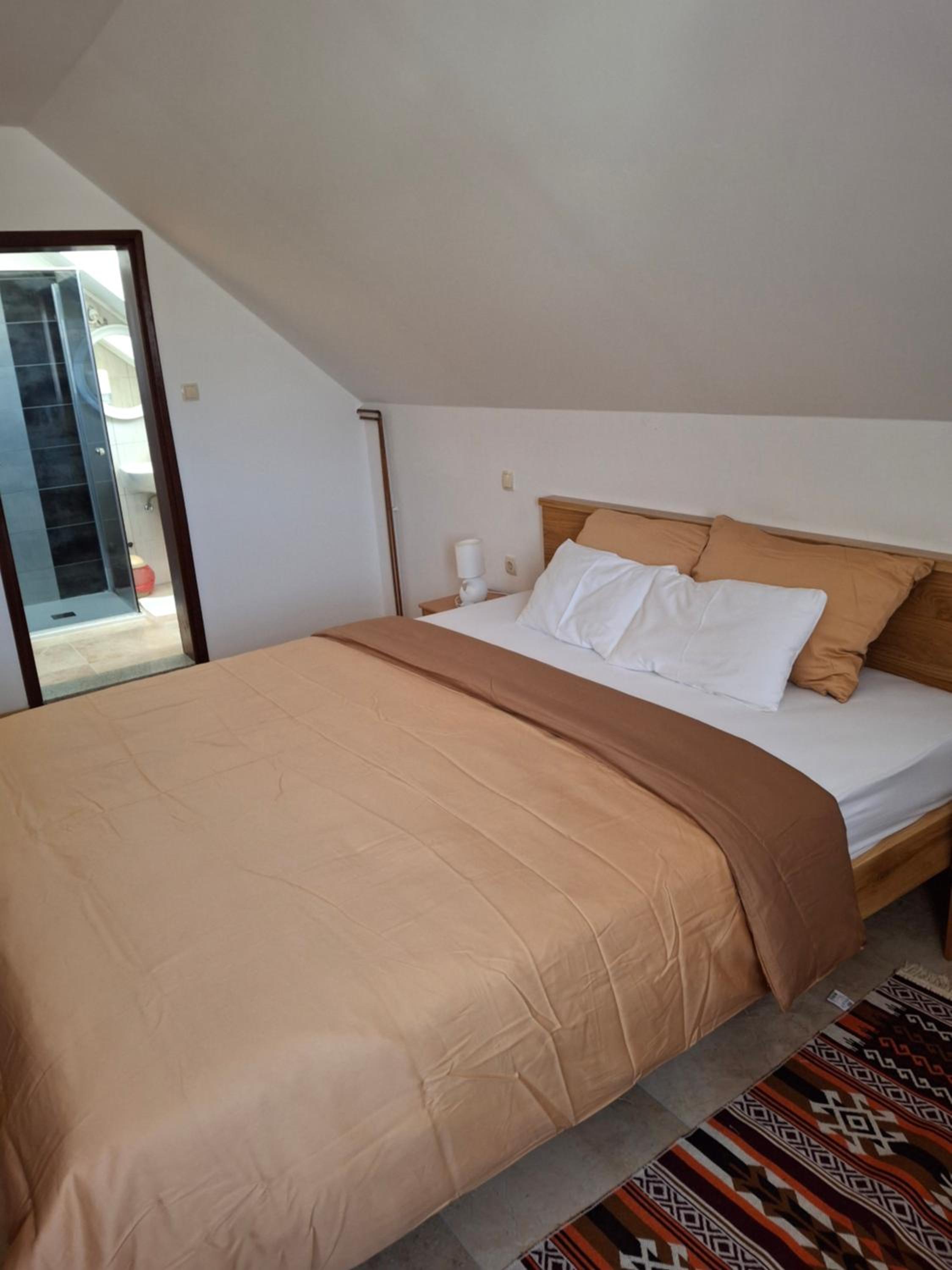 Large Double Room - Photo 1