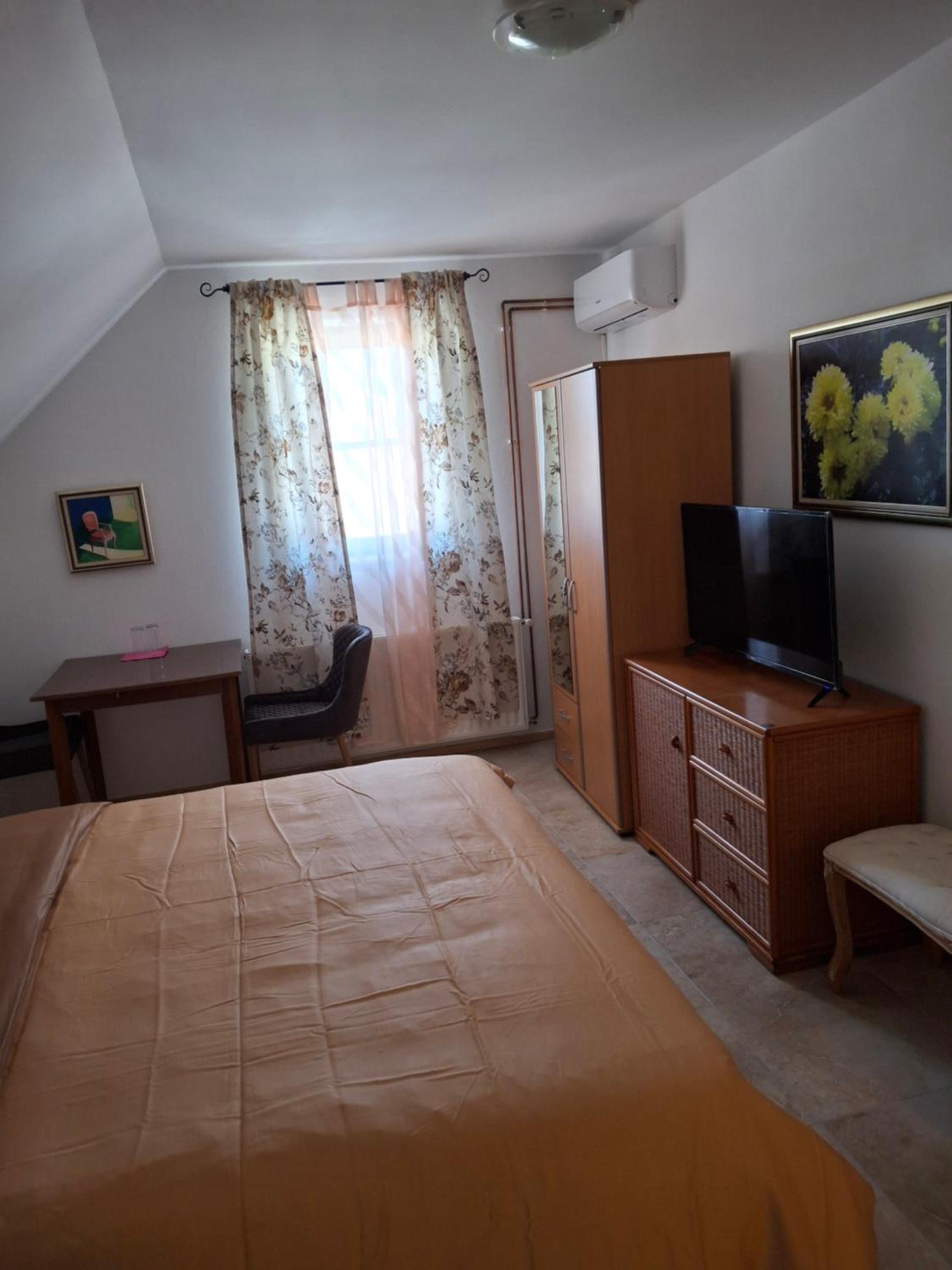 Large Double Room - Photo 2