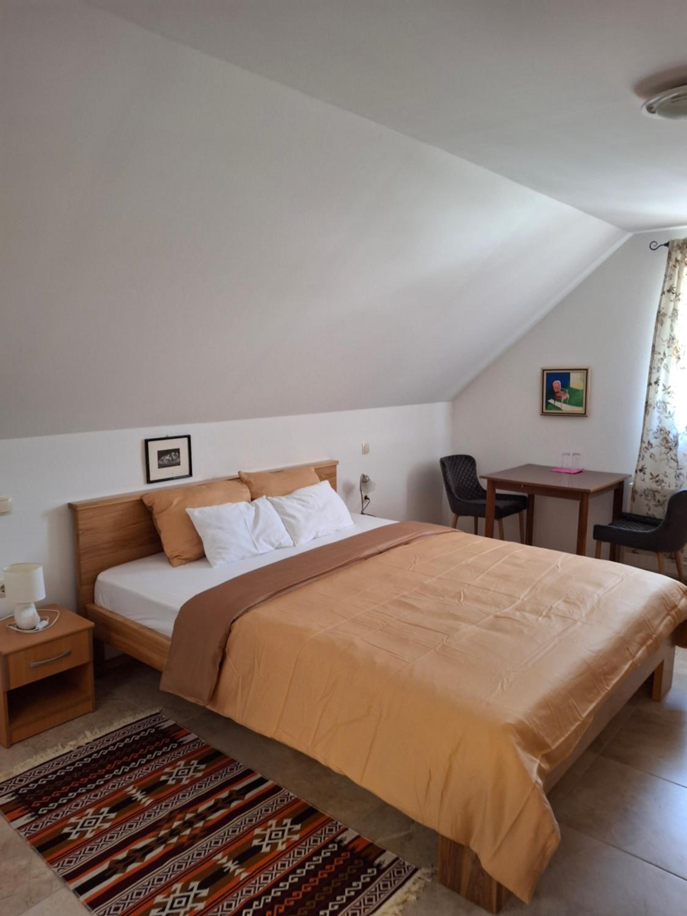 Large Double Room - Photo 3