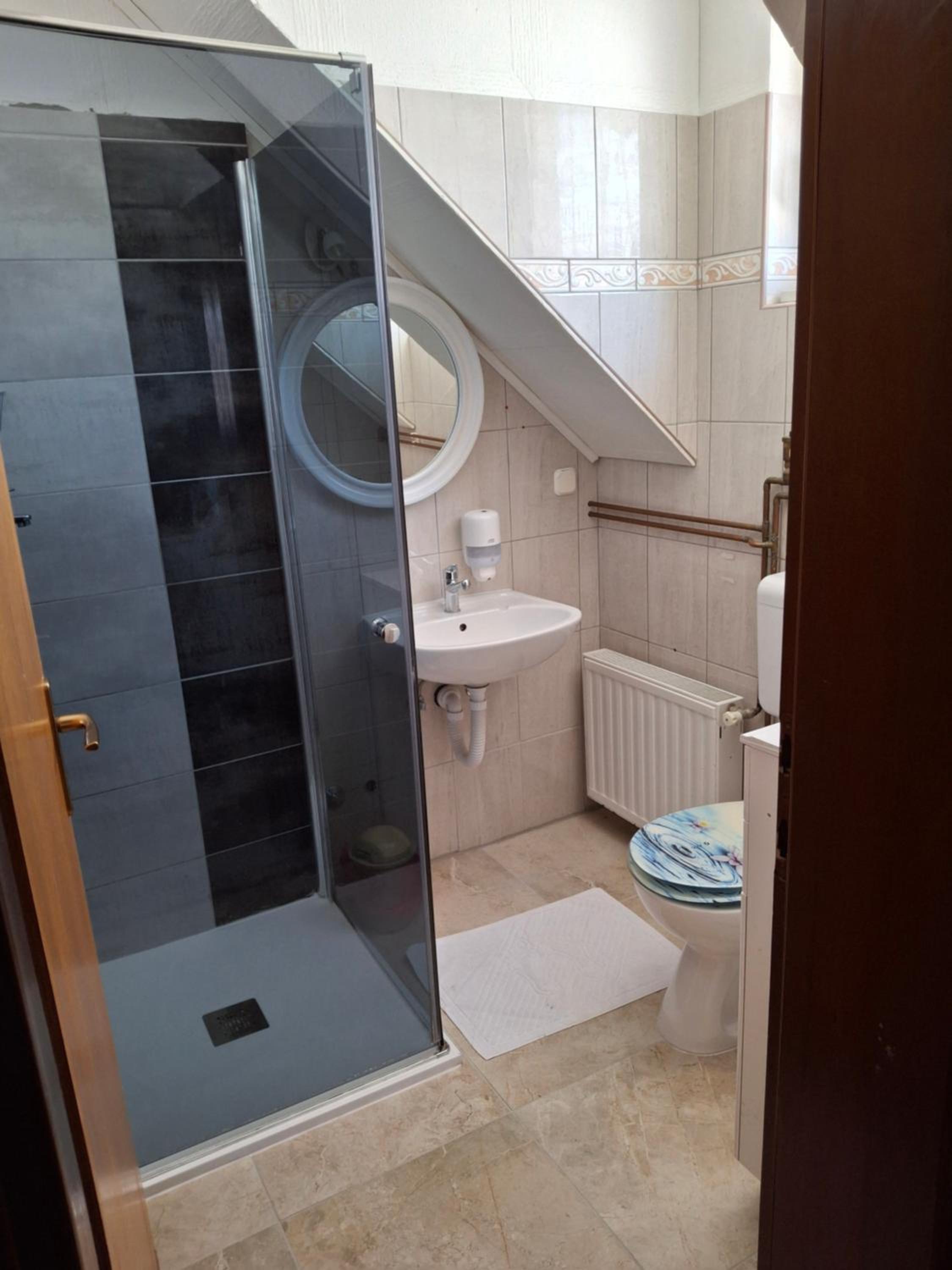 Large Double Room - Photo 4