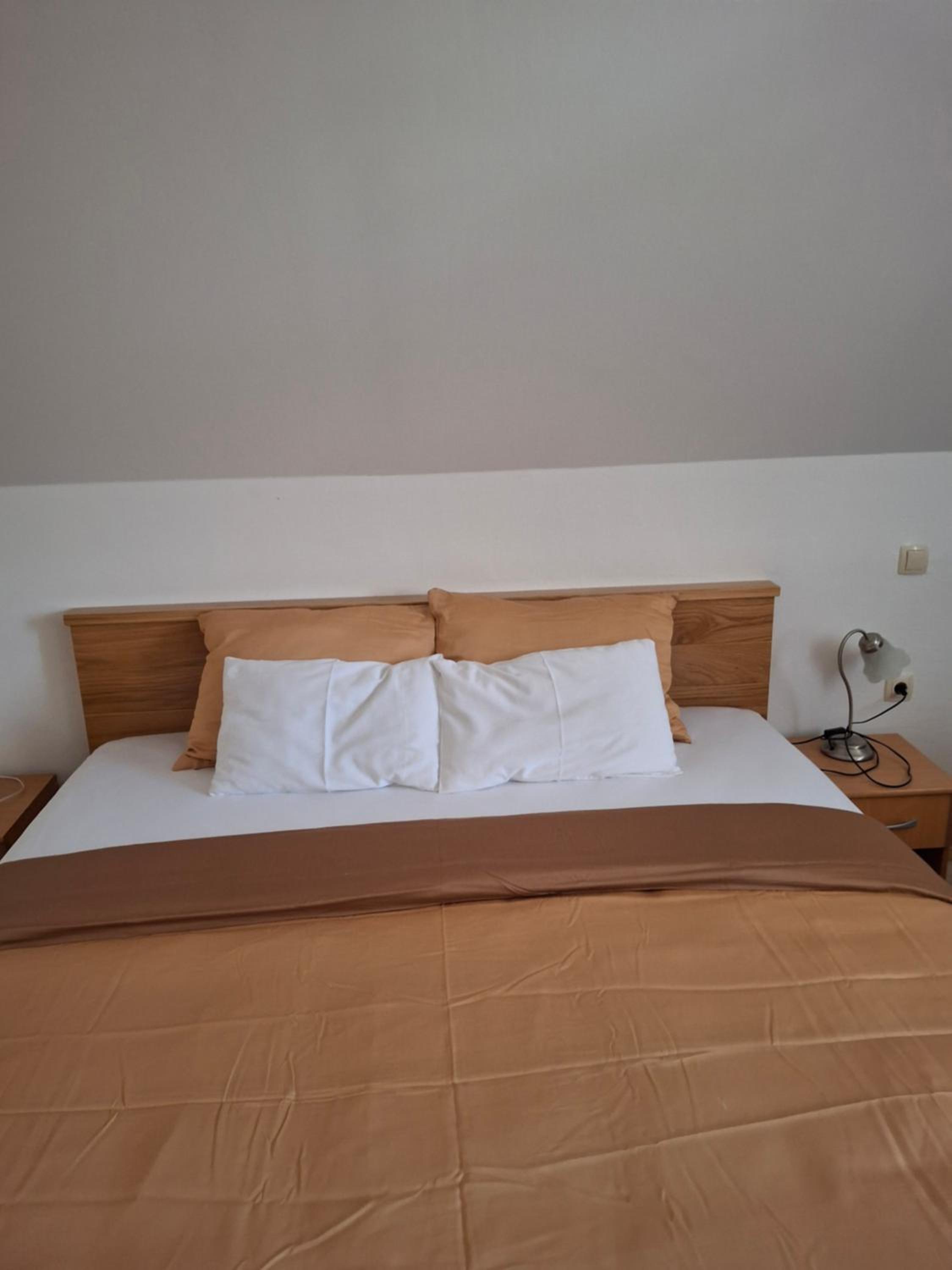 Large Double Room - Photo 6