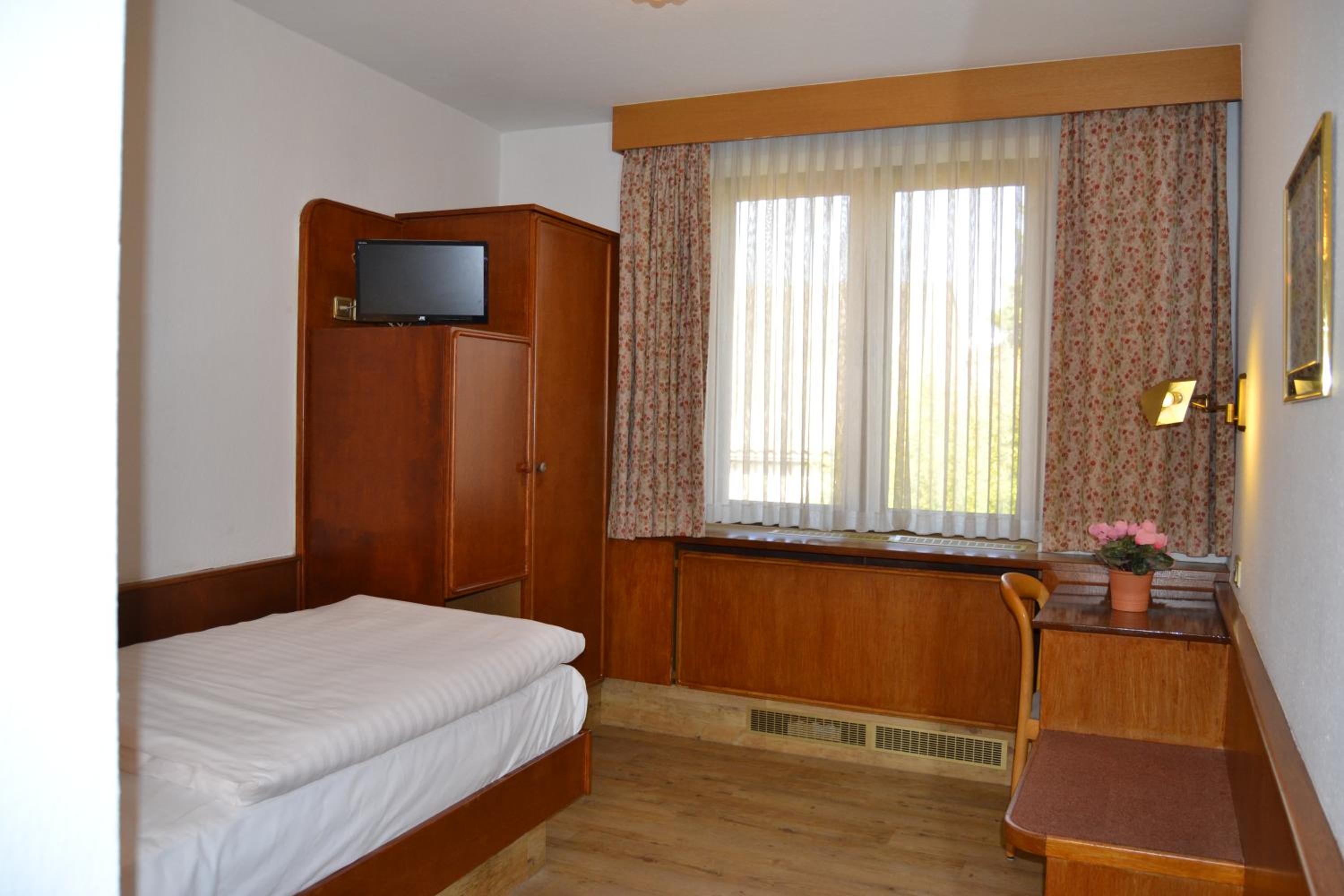 Single Room with Bathroom photo 2