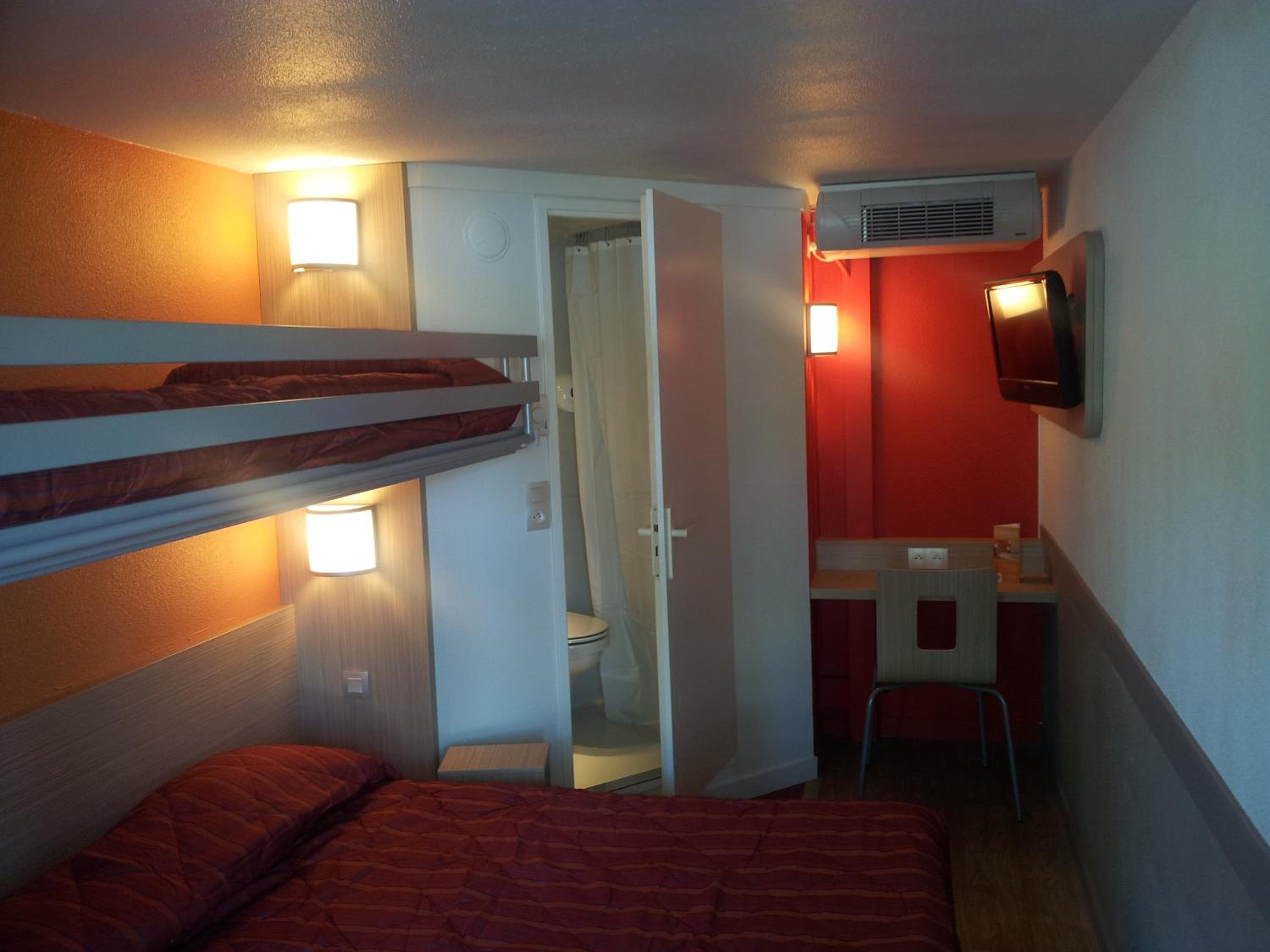 Standard Room - 1 Queen Bed 1 Bunk Bed - Photo 6