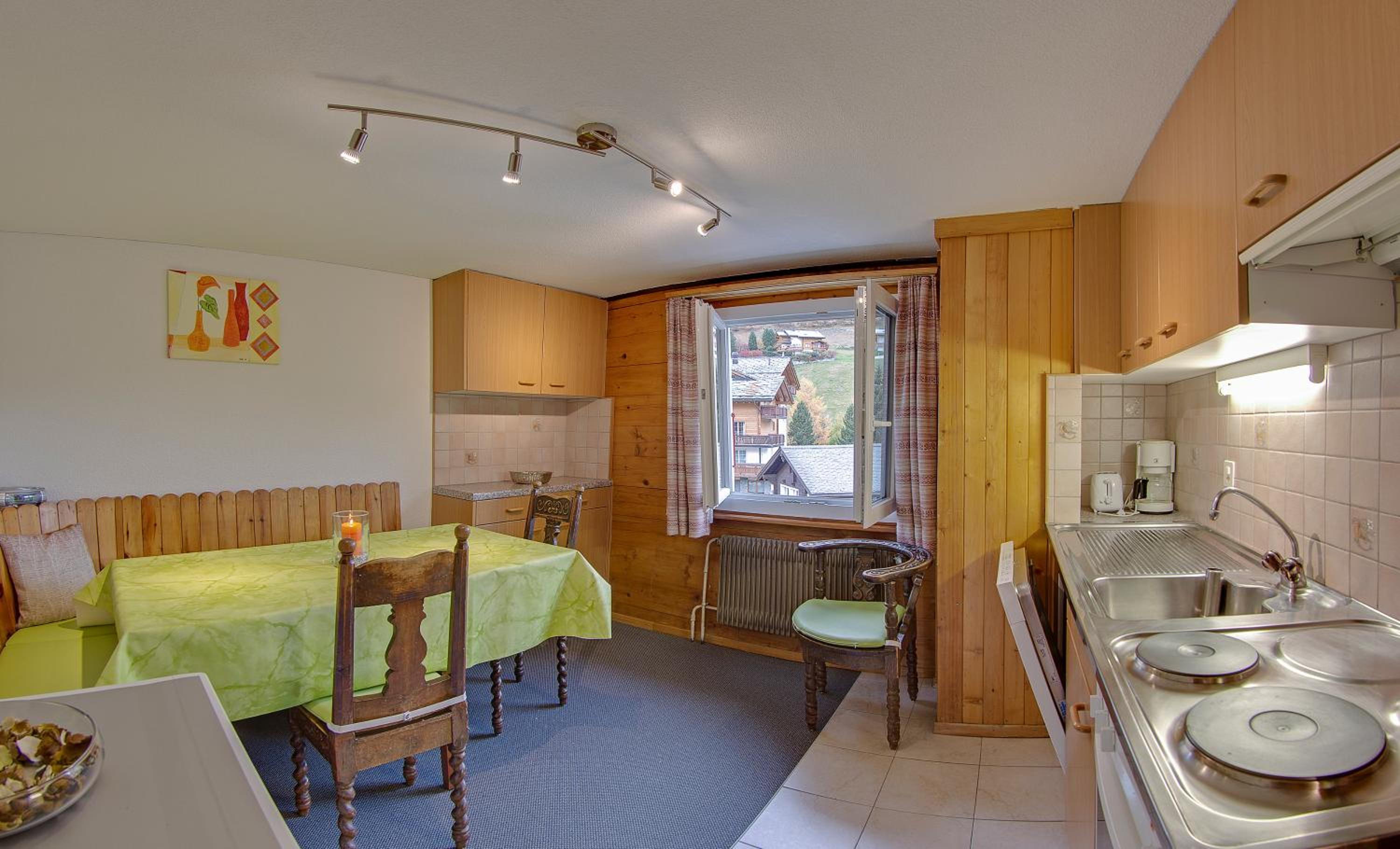 Four-Bedroom Apartment with Balcony A photo 2