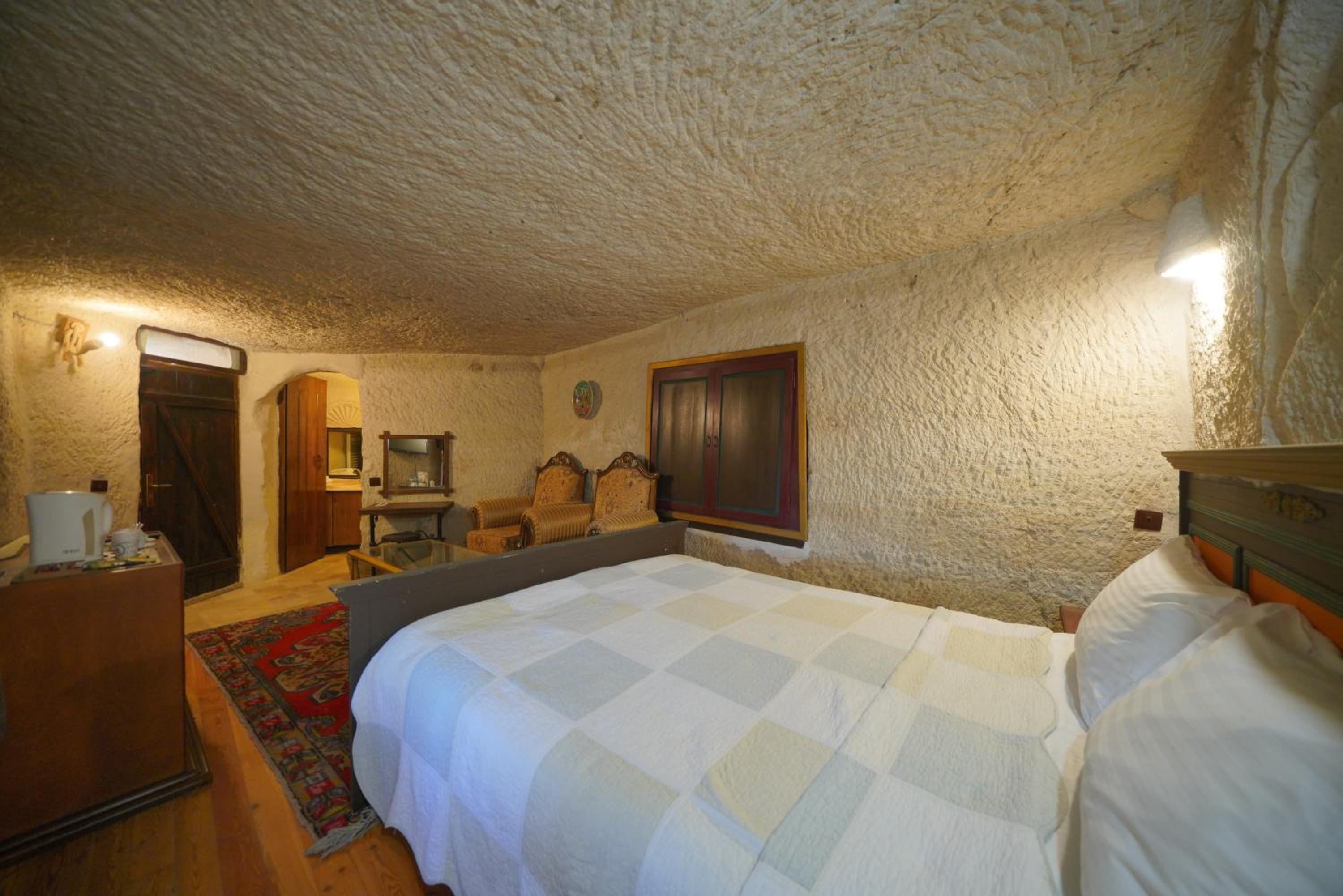 Deluxe Double Room with Bath - Photo 2