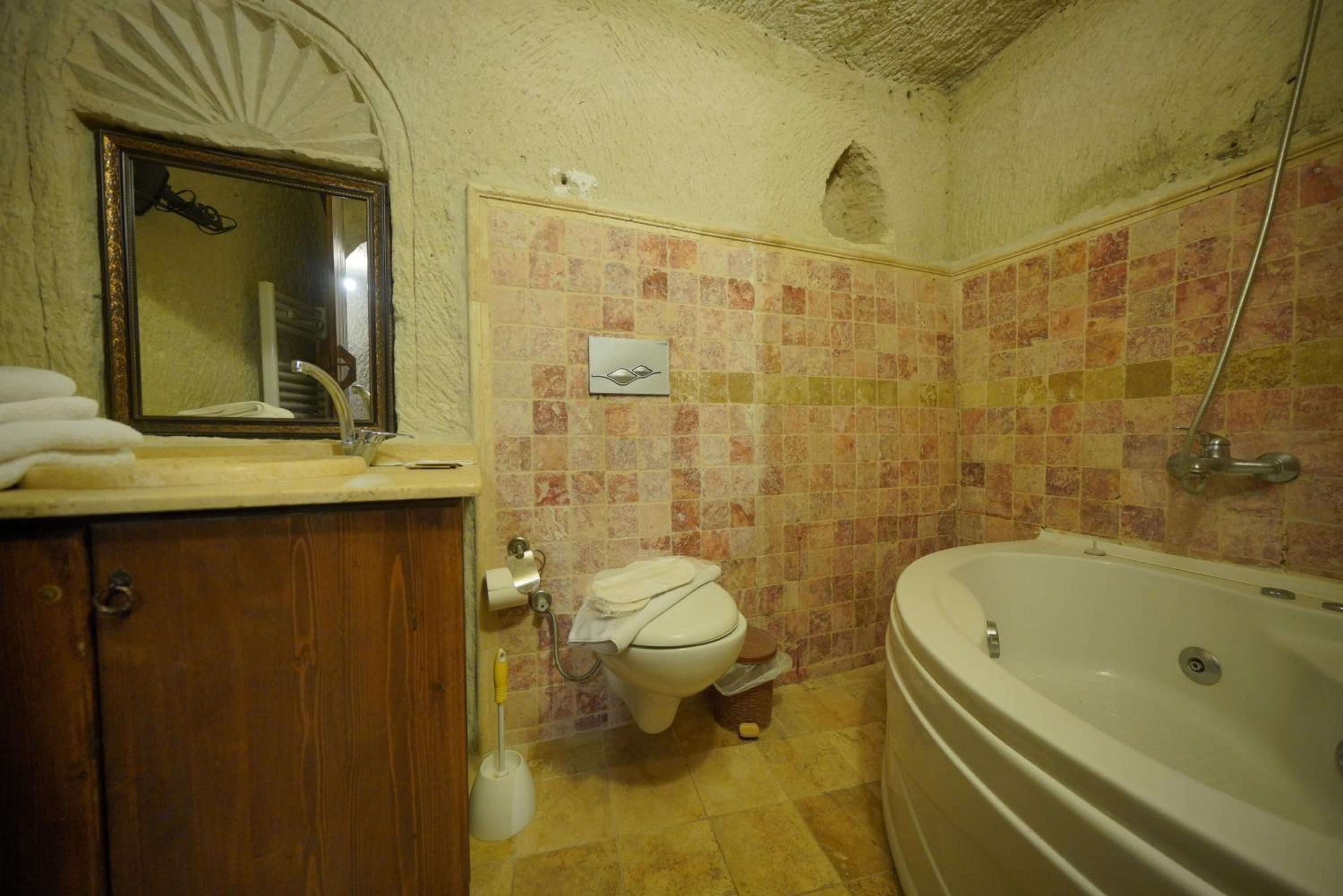 Deluxe Double Room with Bath - Photo 4