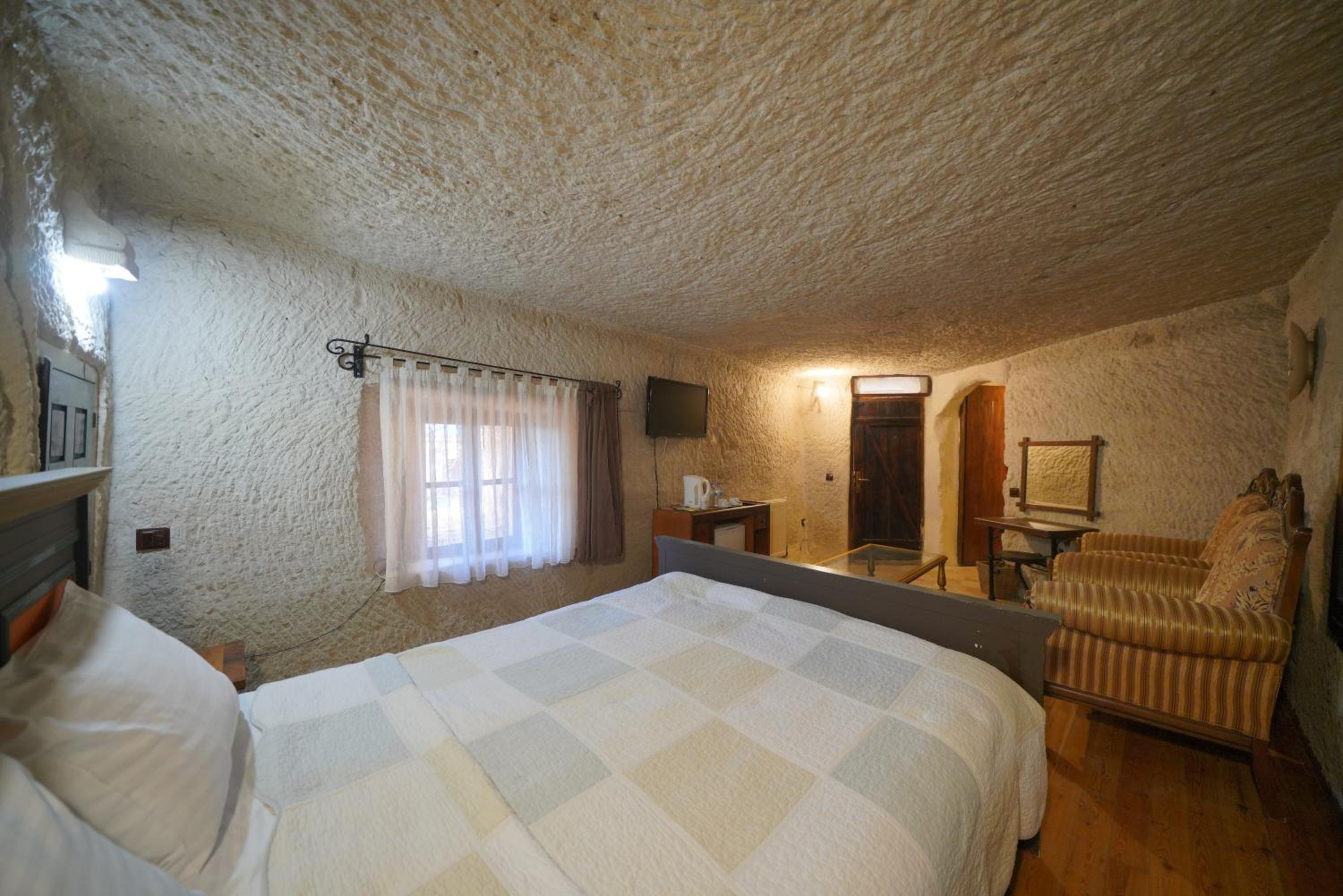 Deluxe Double Room with Bath - Photo 3