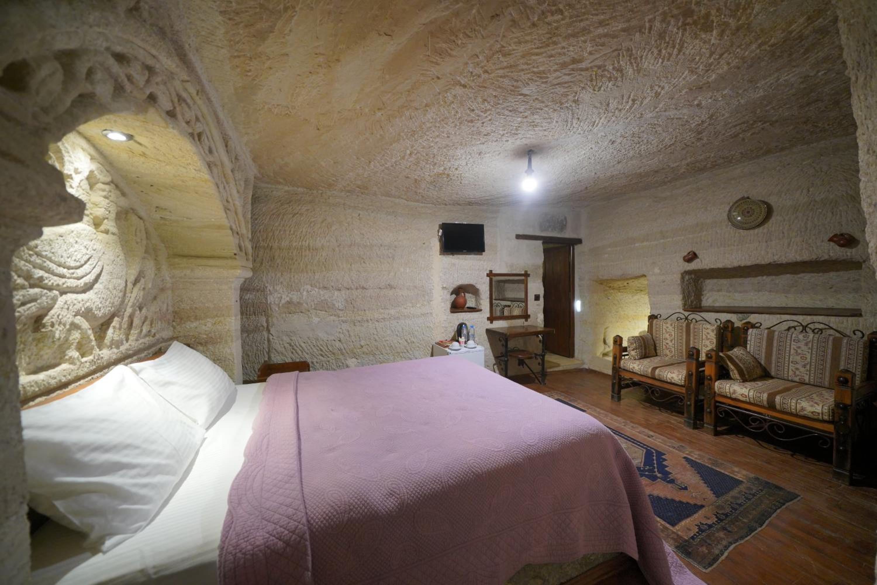 Deluxe Double Room with Bath - Photo 5