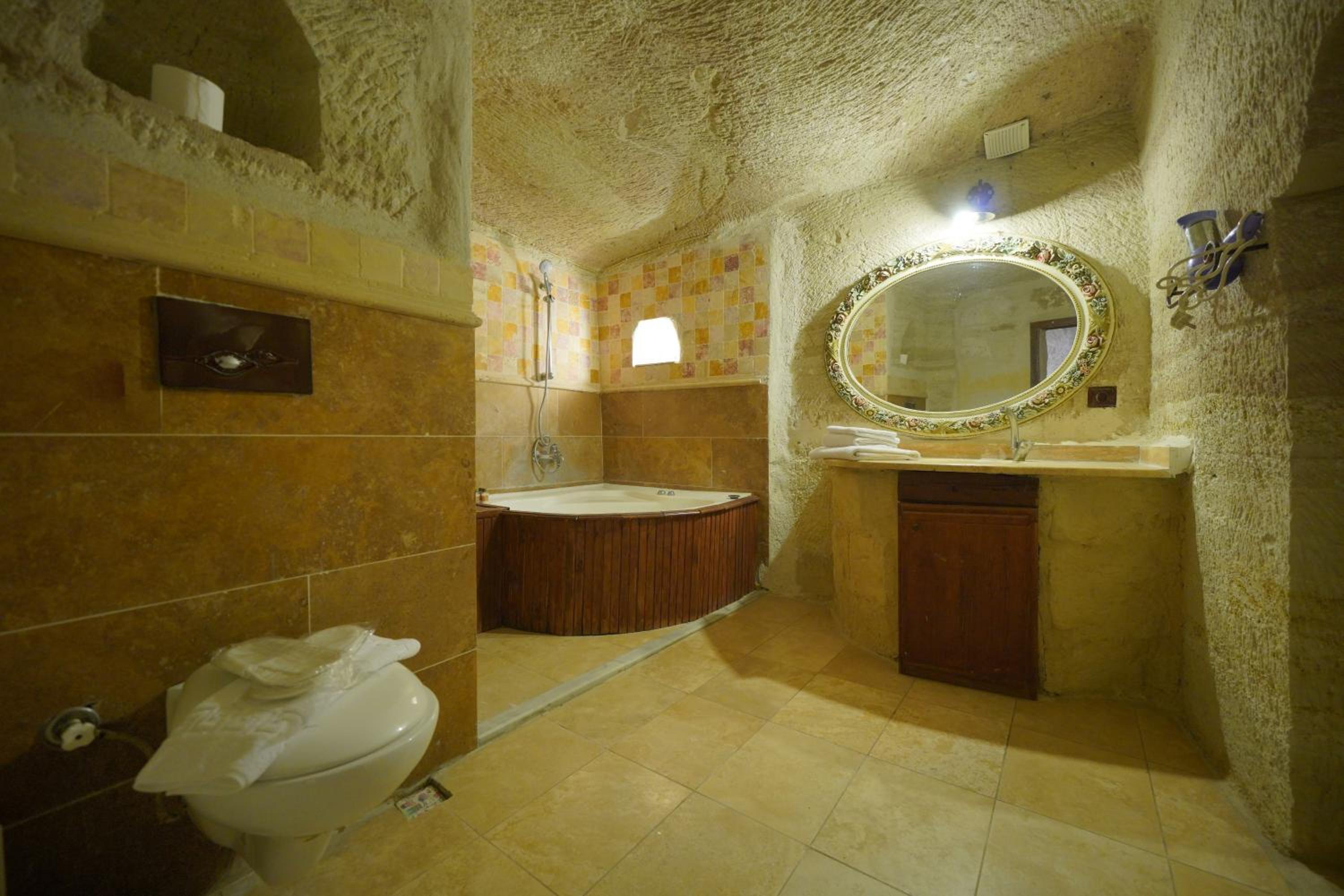Deluxe Double Room with Bath - Photo 6