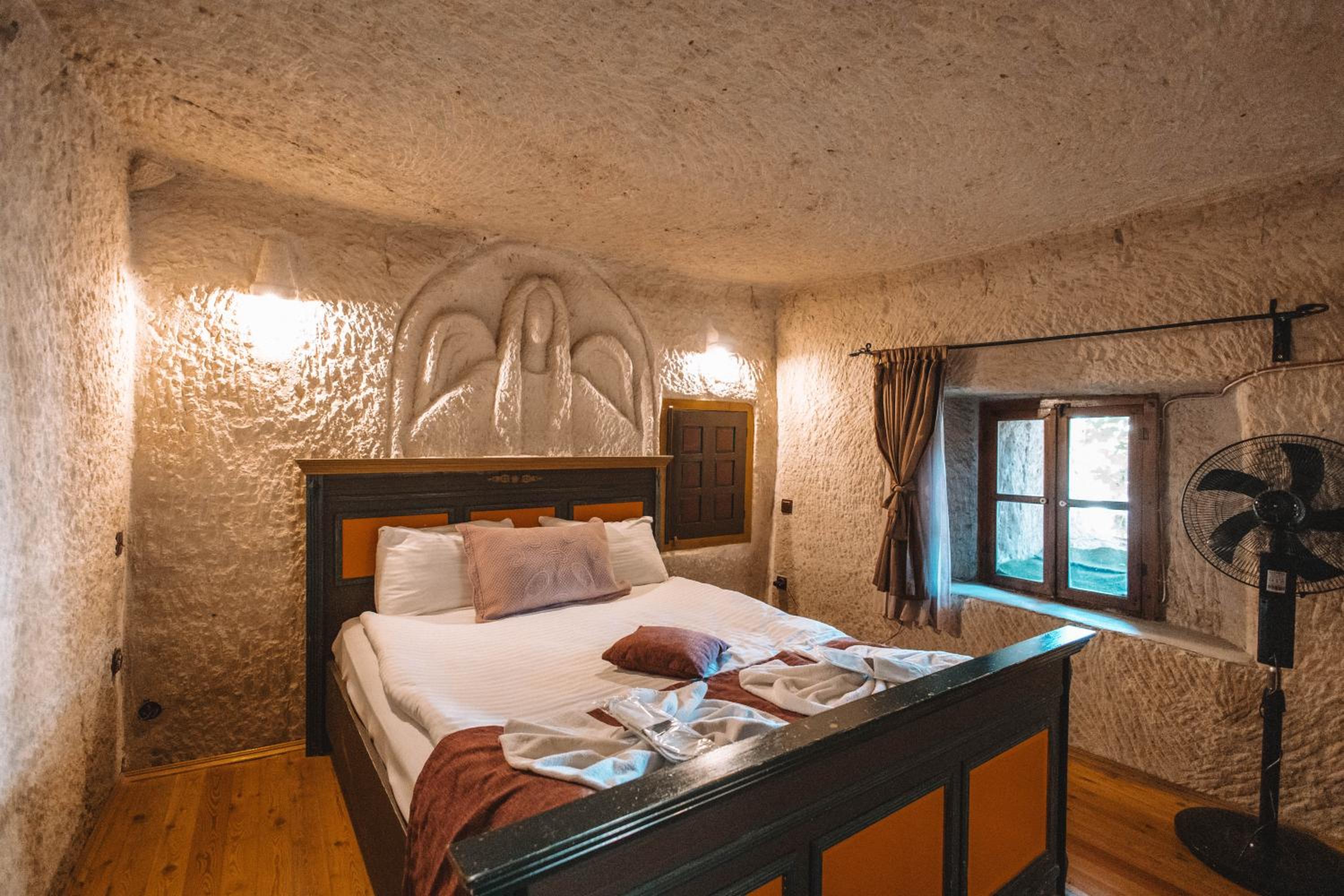 Deluxe Double Room with Bath - Photo 7