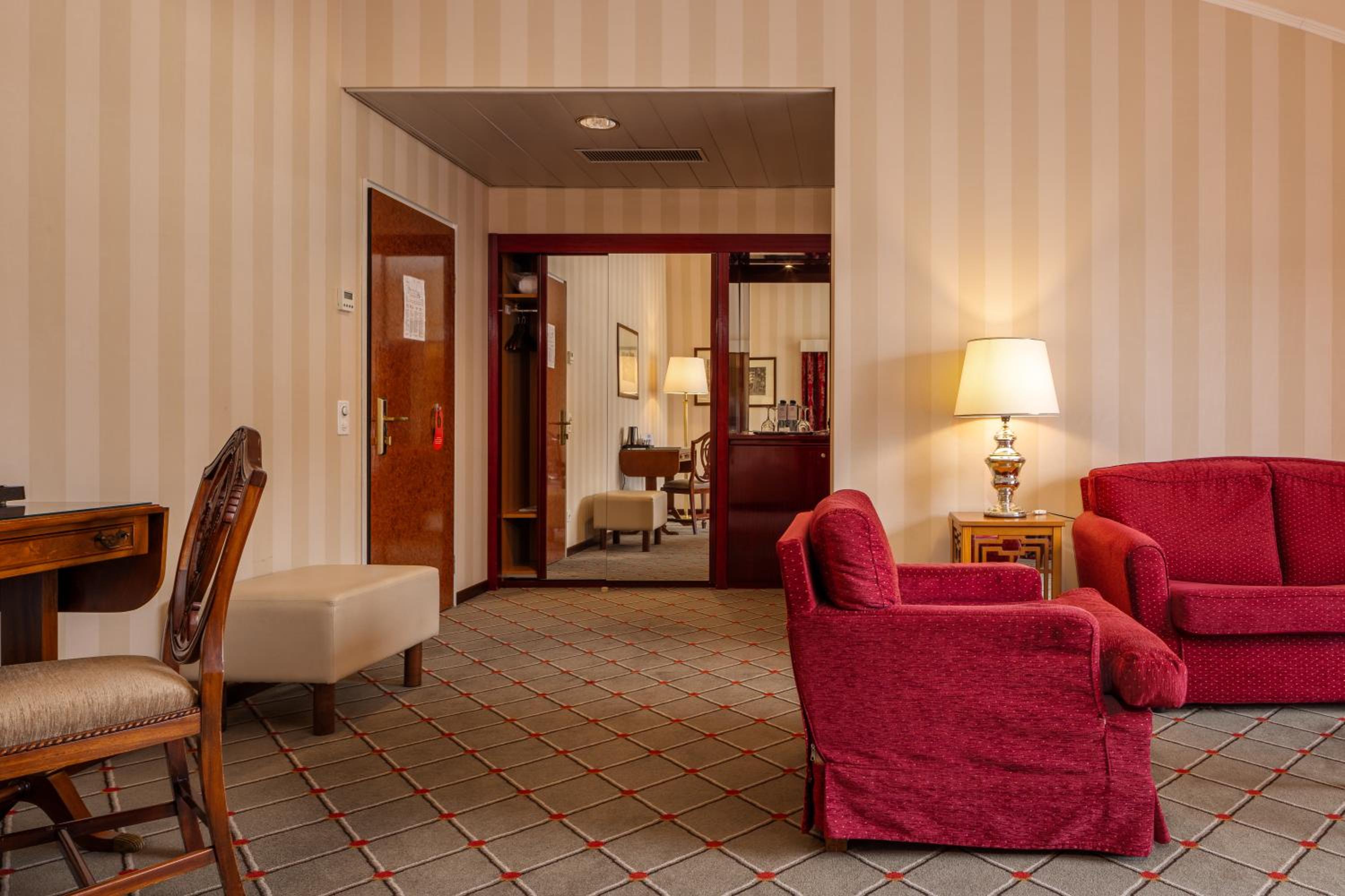 Family Suite with Balcony thumbnail 5