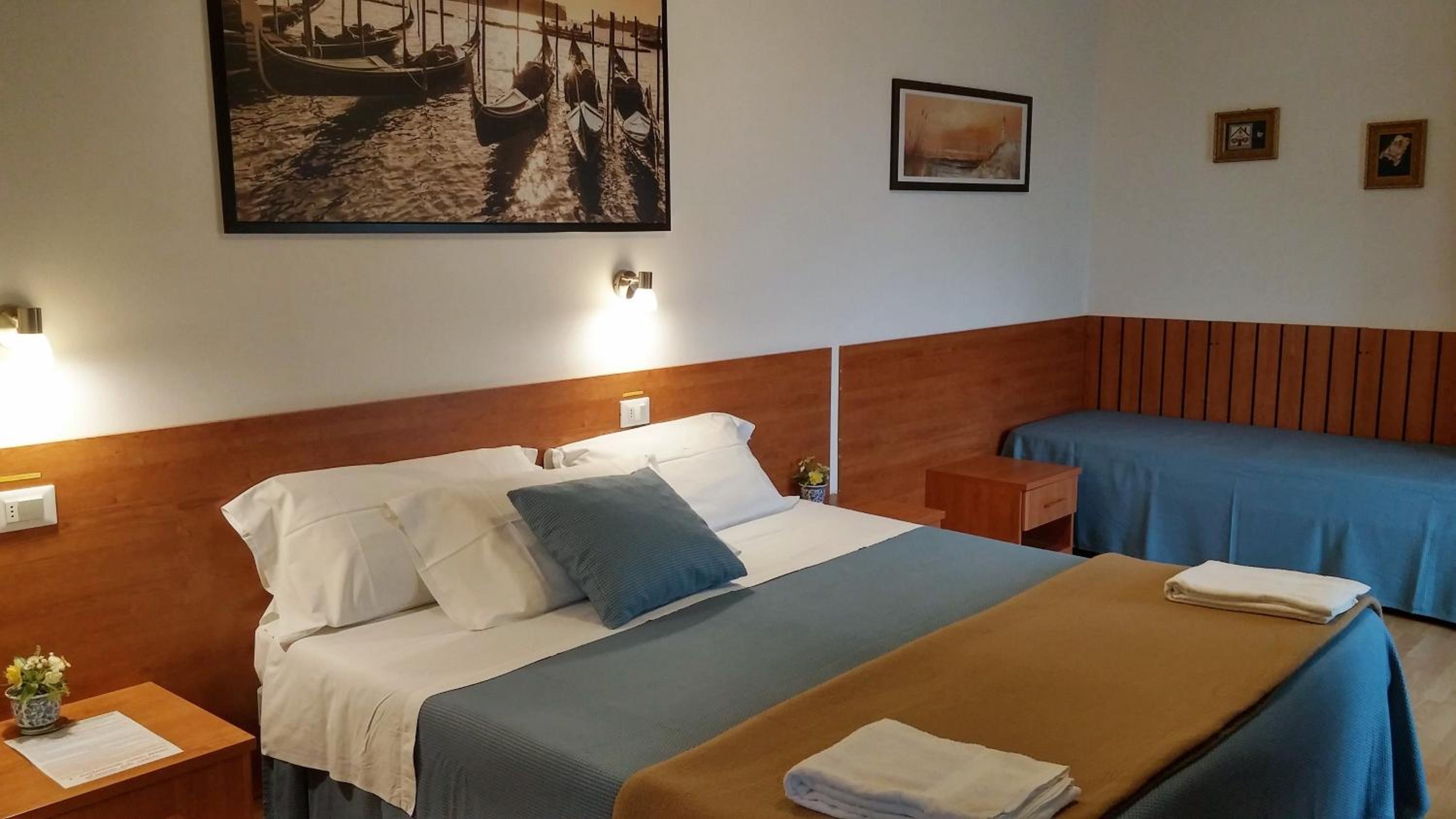 Double or Twin Room - Photo 10