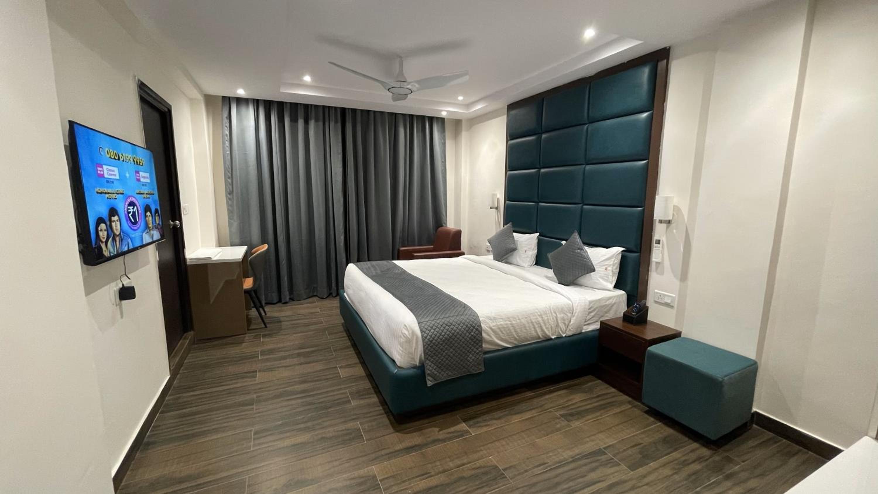 King Room with Balcony - Photo 2
