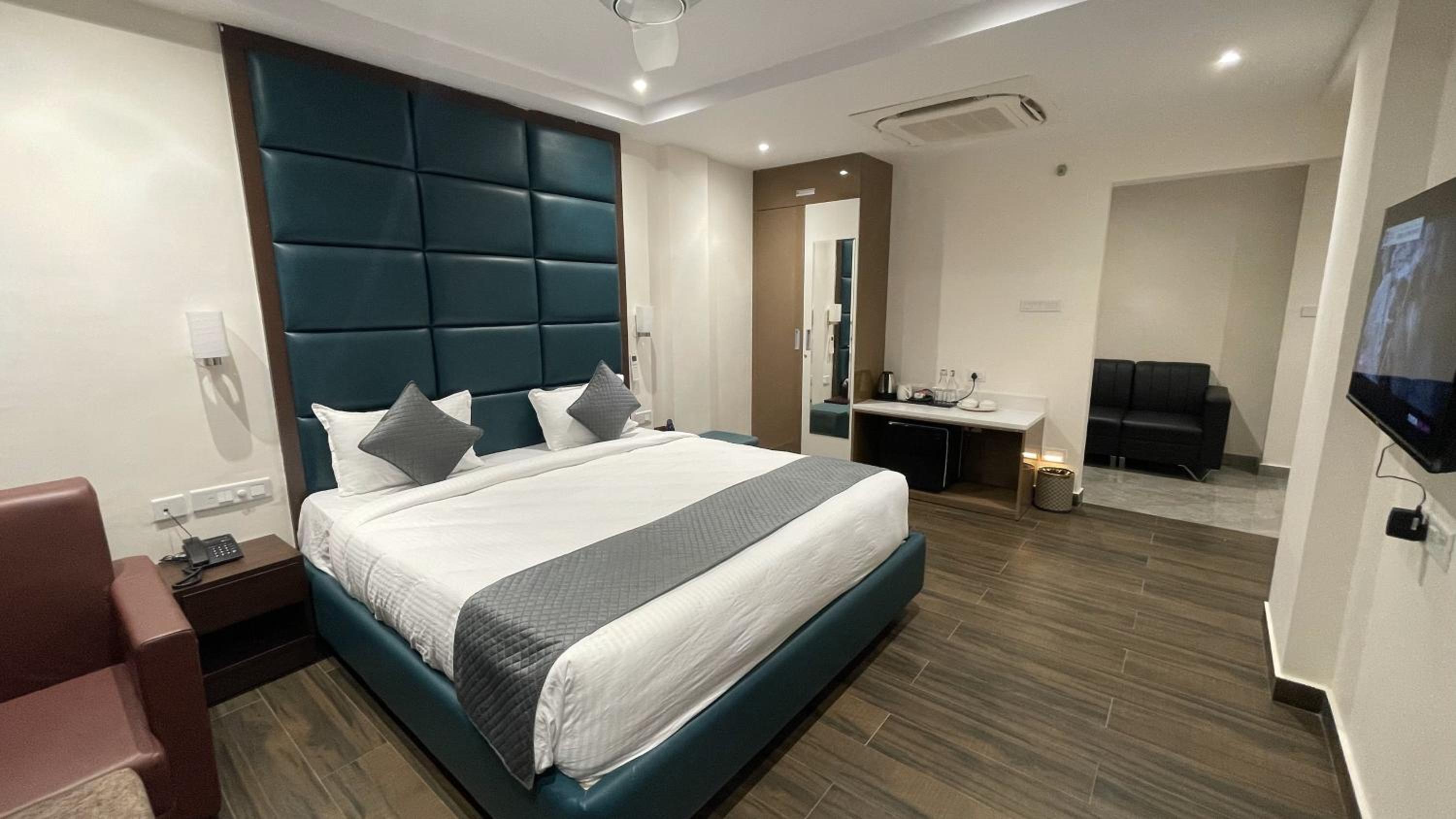 King Room with Balcony - Photo 3