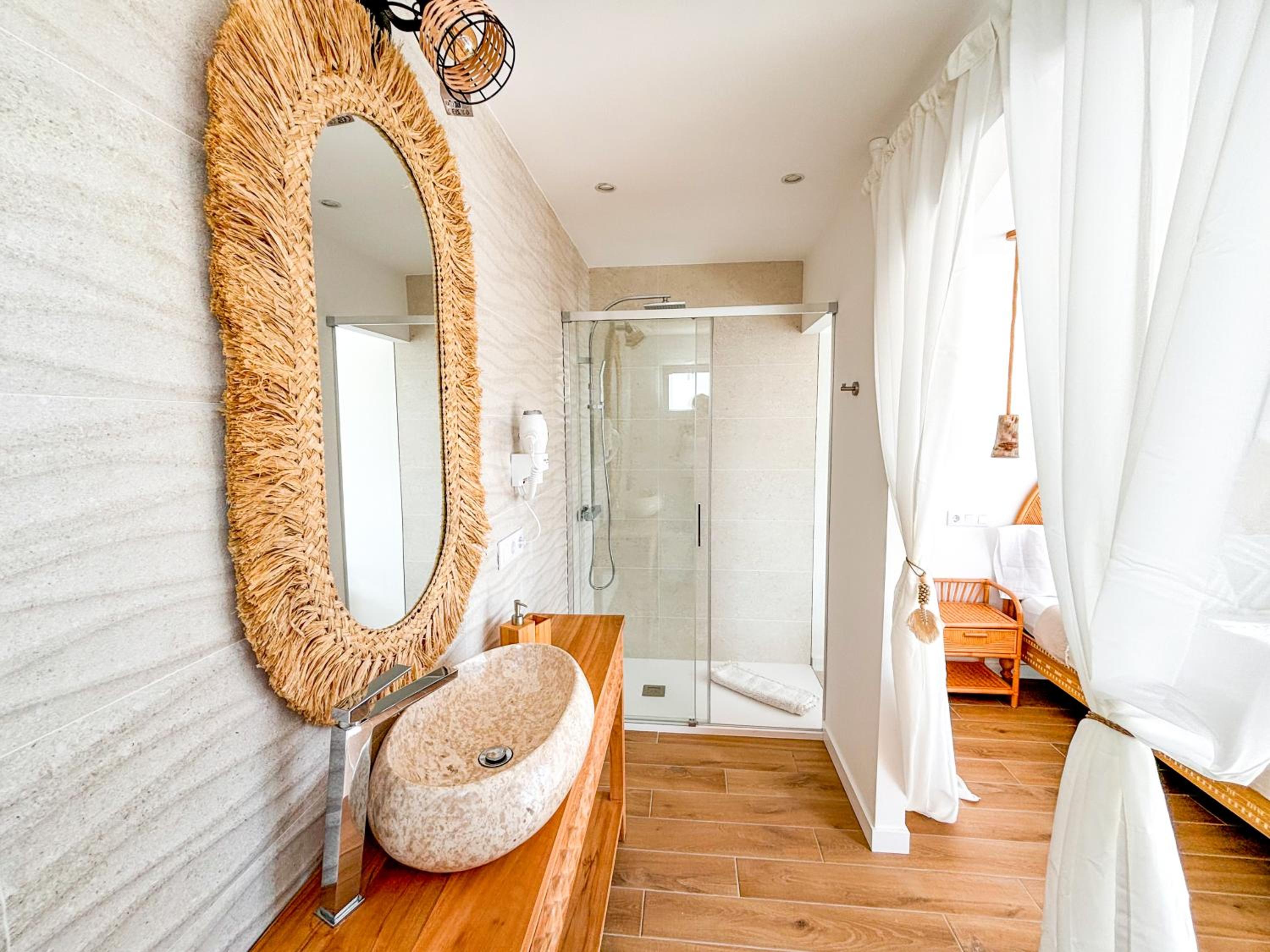 Deluxe Double Room with Balcony photo 3