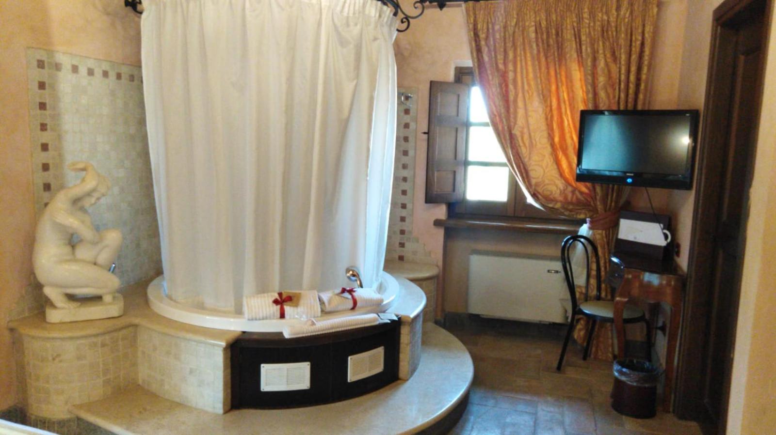 Standard Suite - Photo 4