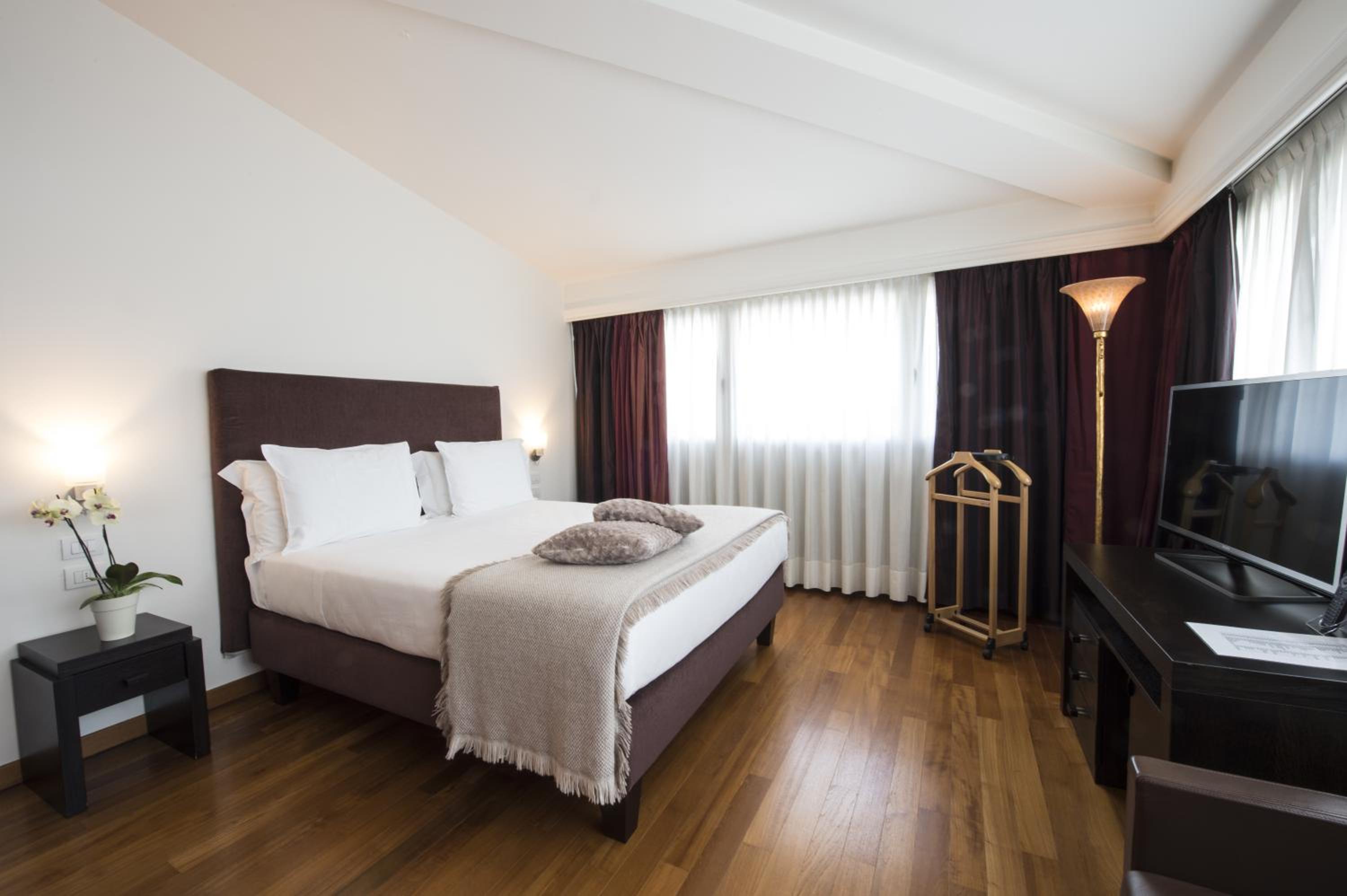 Suite - Photo 1